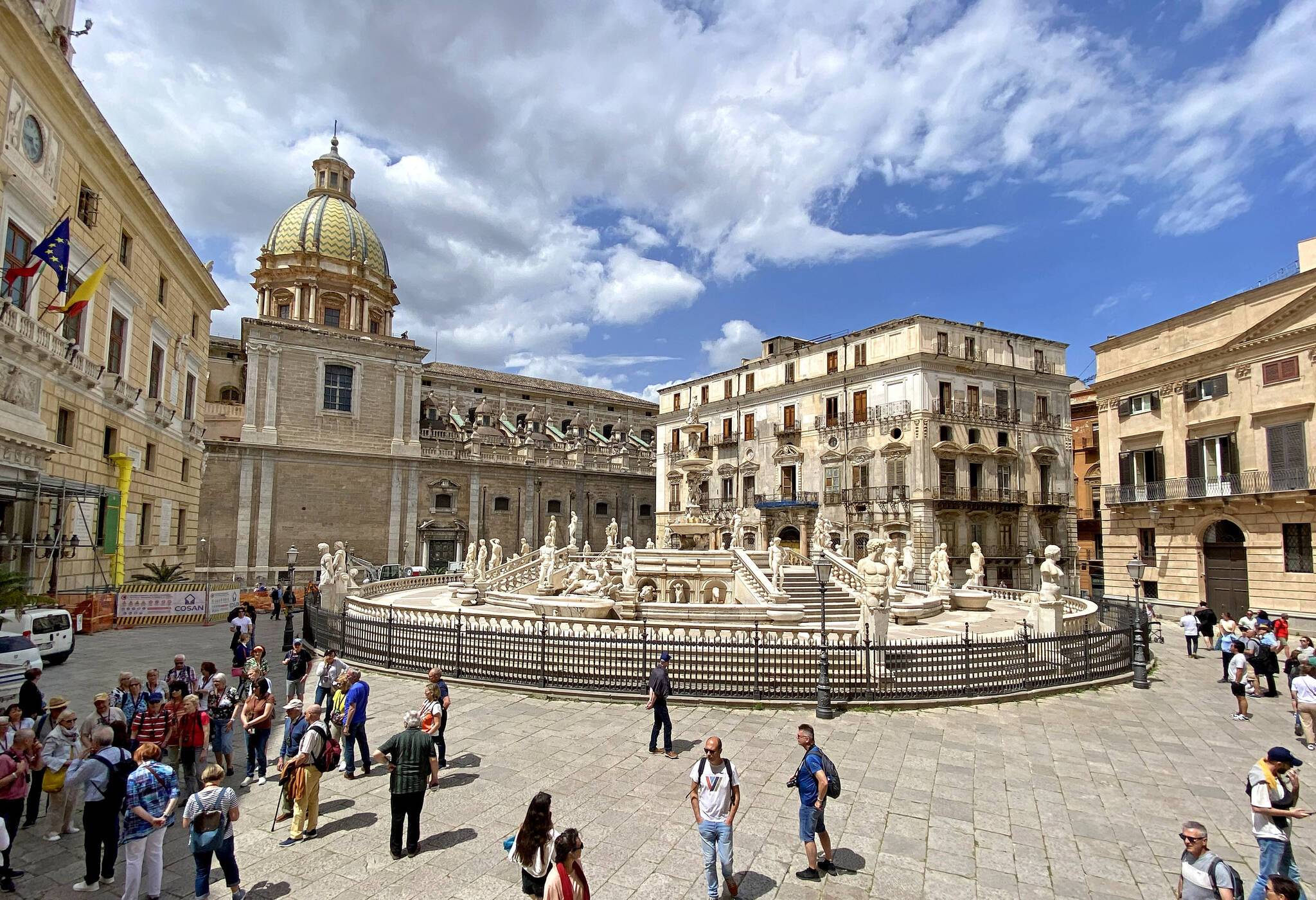 Palermo hat viel zu bieten: Die Piazza Pretoria aus dem 16. Jahrhundert bietet eine prunkvolle Kulisse mit großem Brunnen und reich verzierten Marmorfiguren.
