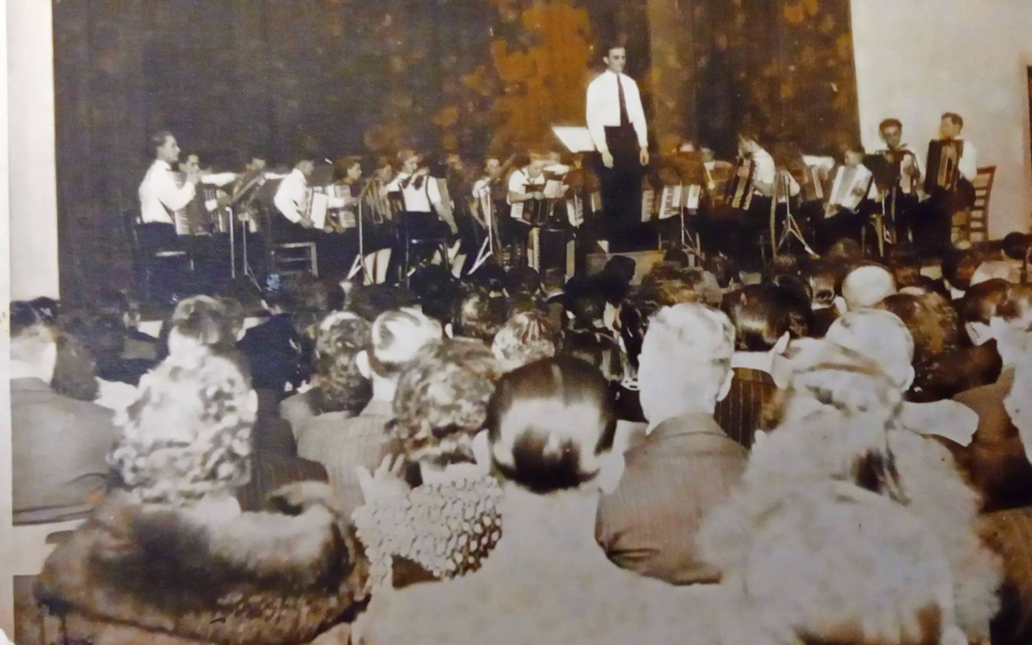 ... und bei seinem ersten Auftritt im Stadttheater Rheinhausen 1950. 