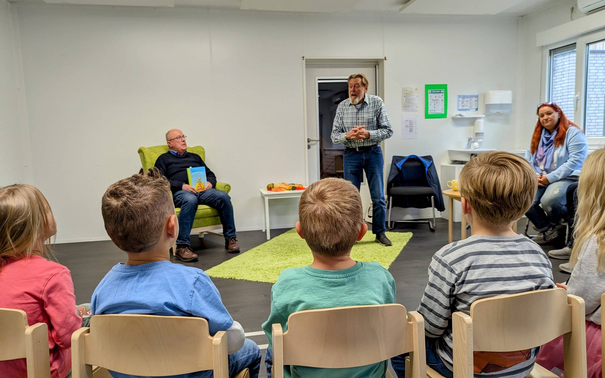 Dirk Tenberg (links) liest spannende Geschichten