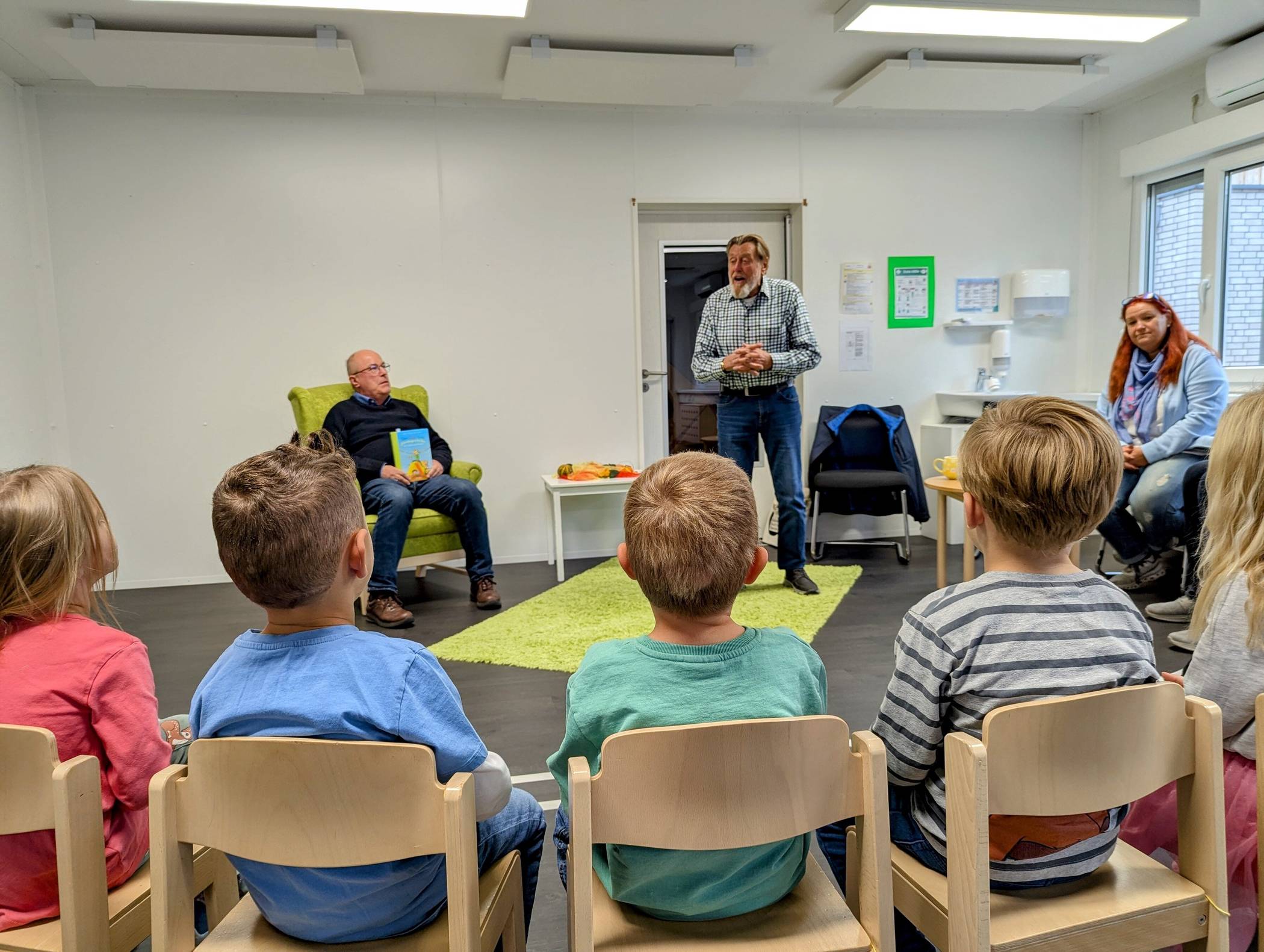  Dirk Tenberg (links) liest spannende Geschichten vor, während Kurt Best die Kinder mit seinen Worten begeistert. 