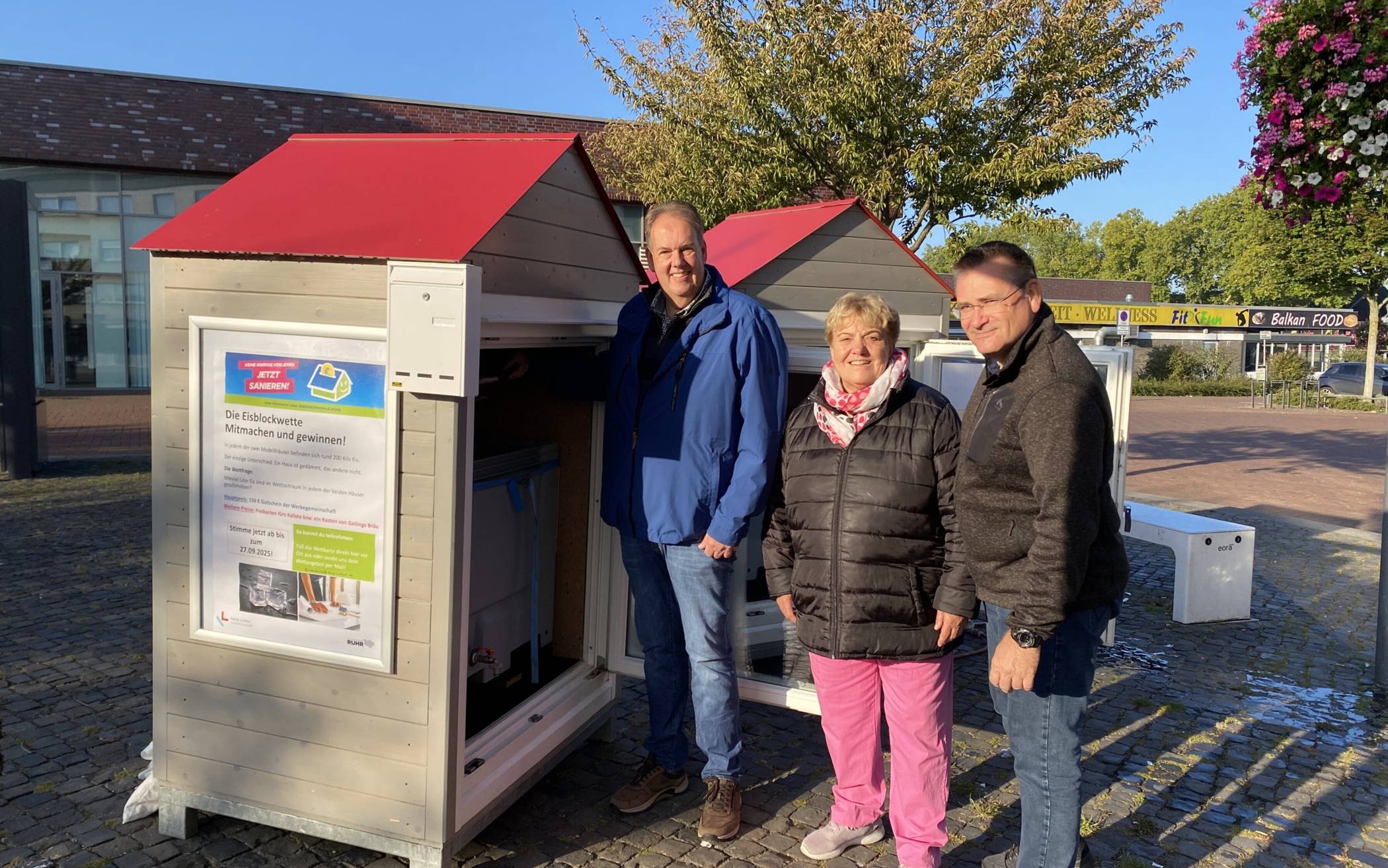 Präsentierten das Ergebnis der Eisblockwette in