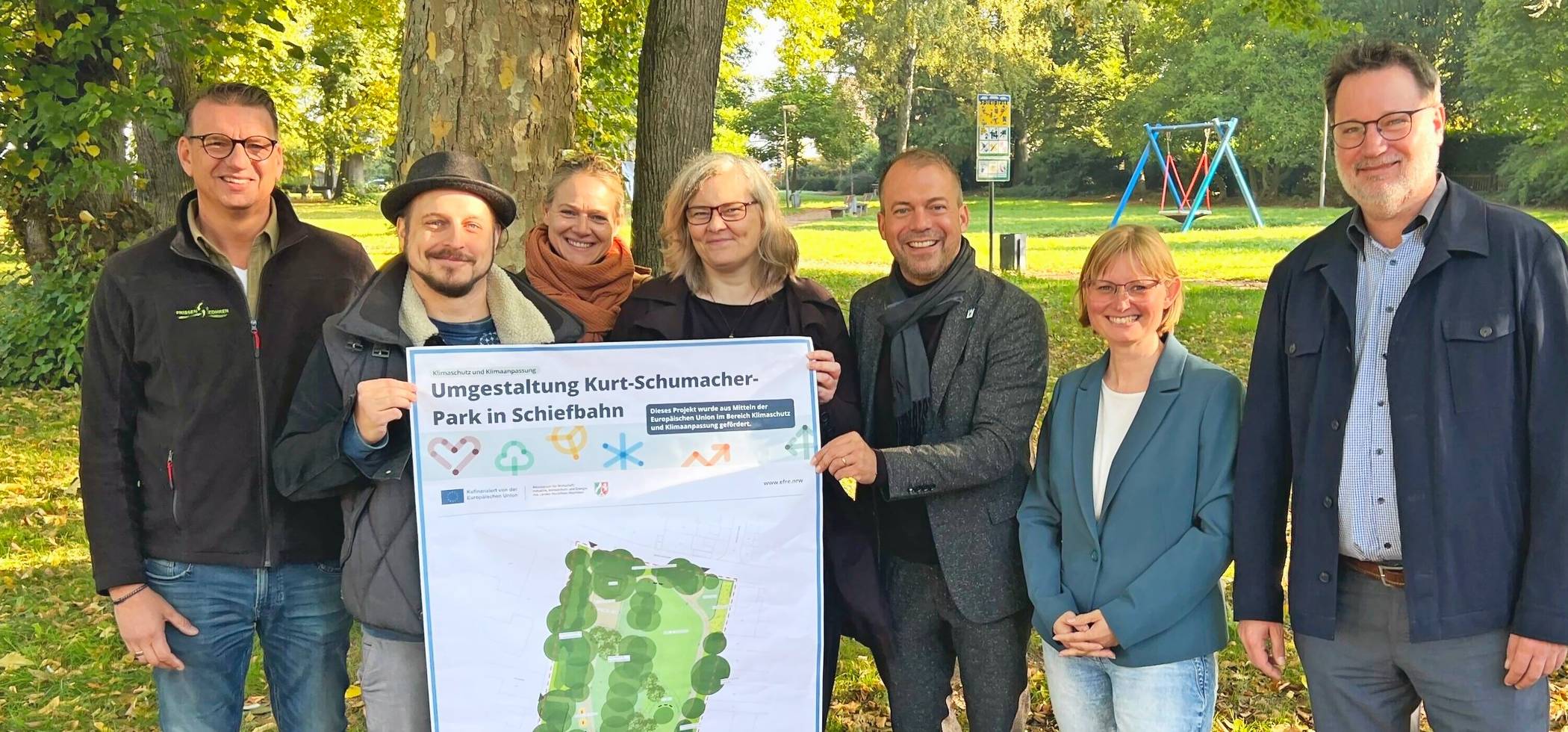  In einer Woche beginnen die Arbeiten im Konrad-Adenauer-Park in Alt-Willich. Unser Foto zeigt von rechts Erster und Technischer Beigeordneter Gregor Nachtwey, Natascha Gribkowski, Bürgermeister Christian Pakusch, Geschäftsbereichsleiterin Kerstin Wild, Marie-Caroline Thom, Tom-Andreas Franz (alle Stadt Willich) und Frank Klömpges, Geschäftsführer der bauausführenden "Frissen &amp; Zohren GmbH". Foto: Stadt Willich  