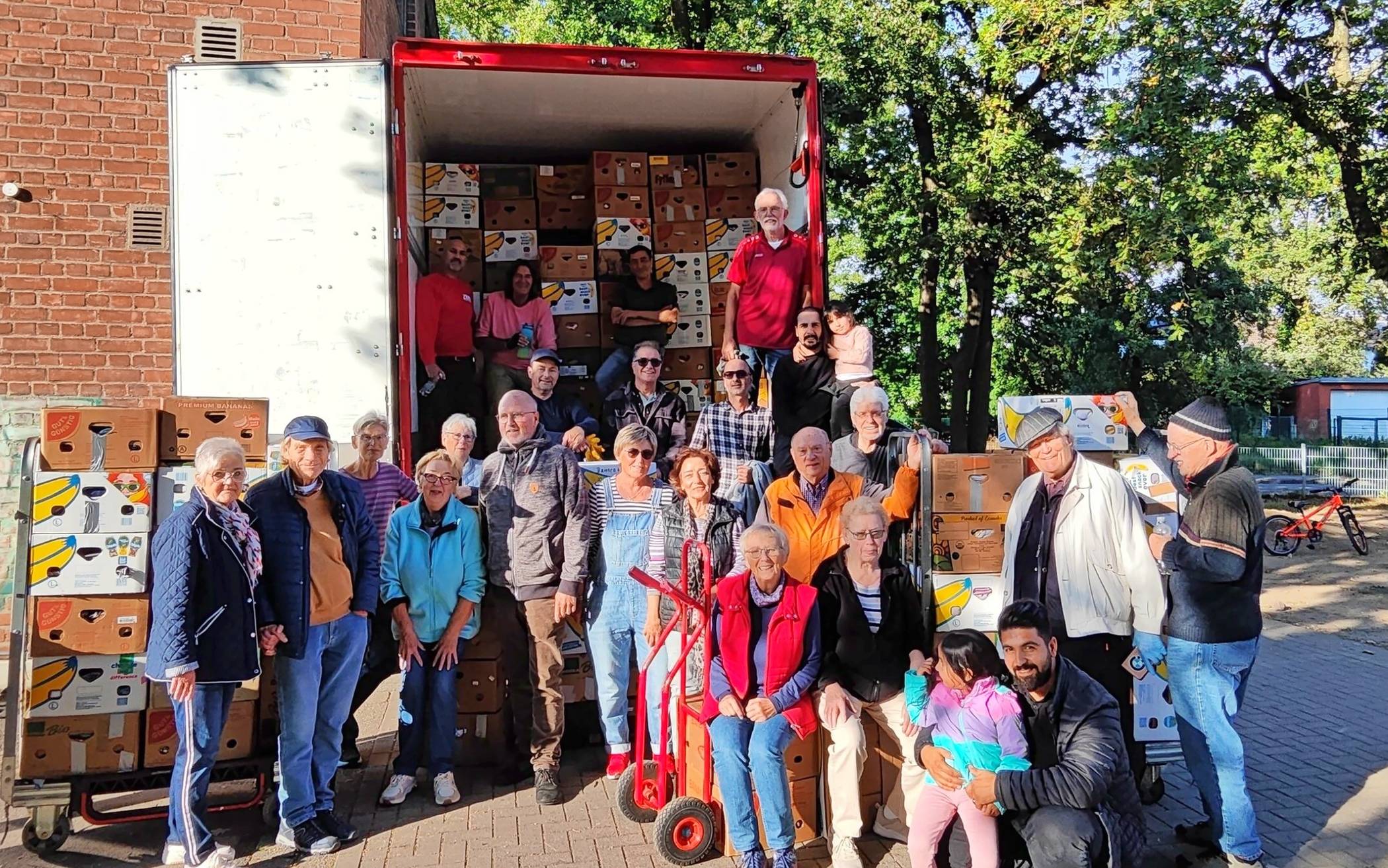 Über 20 Helferinnen und Helfer packten