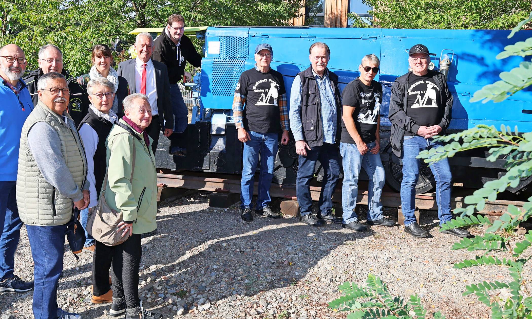 Stolz auf die Bergbautradition: vorne Herrmann Dusterbeck, Dietrich Blumendahl, Elke Wimmer und Petra Hell (alle HVV Vluyn), dahinter Thomas Stralka (HVV Neukirchen), Museumsleiterin Dominique Walraevens und Sparkassenvorstand Bernd Zibell, auf und an der Lok die Schlosserkameraden Fritz Feldbaumer, Werner Hartmann, Jürgen Ermold, Jörg Spitz und Jupp Schröder. 