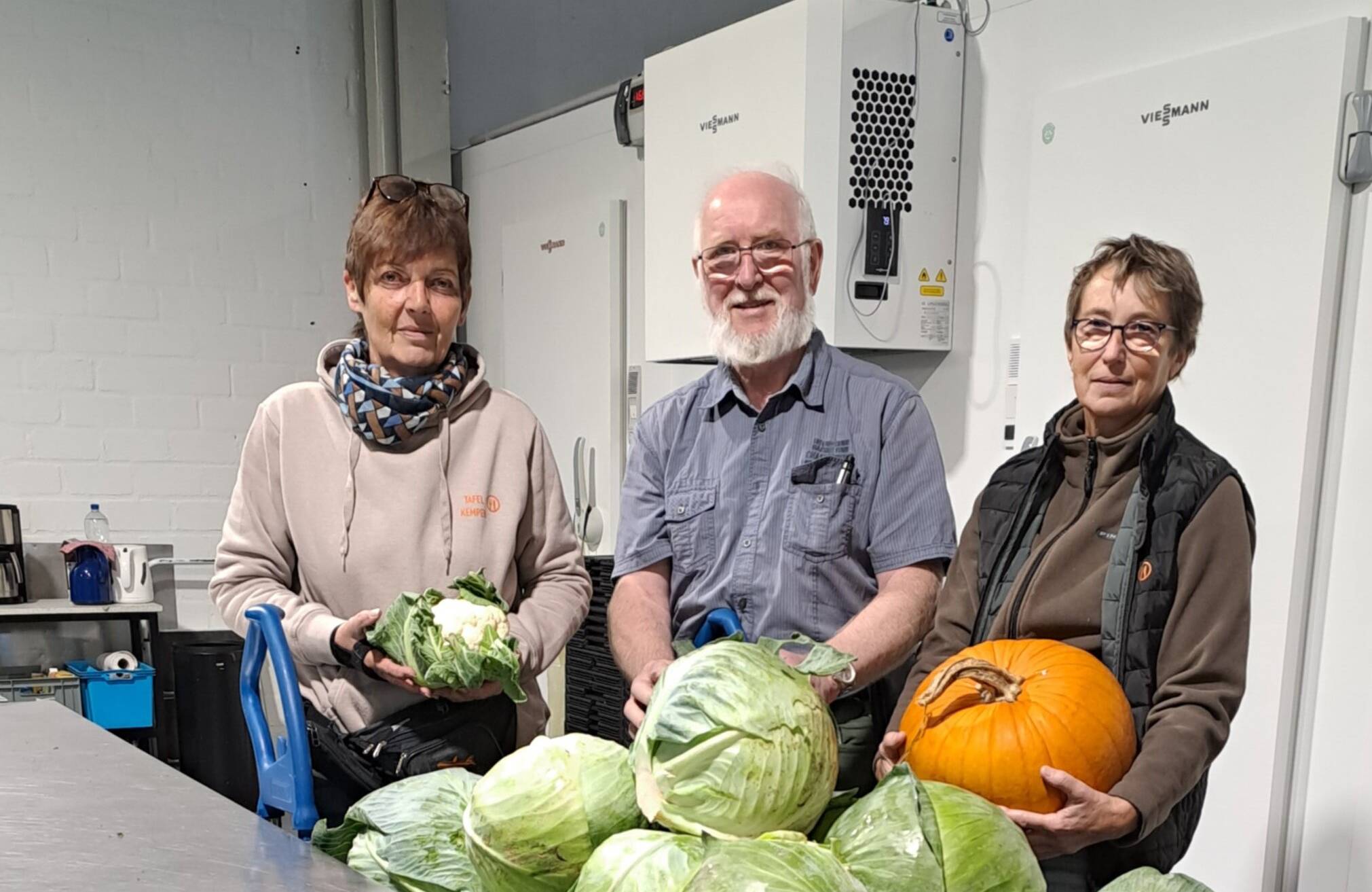 Eva Pascher-Bellmann, Bruno Wrede und Annette Hitzmann vom Tafel-Vorstand mit frisch angelieferter Ware.