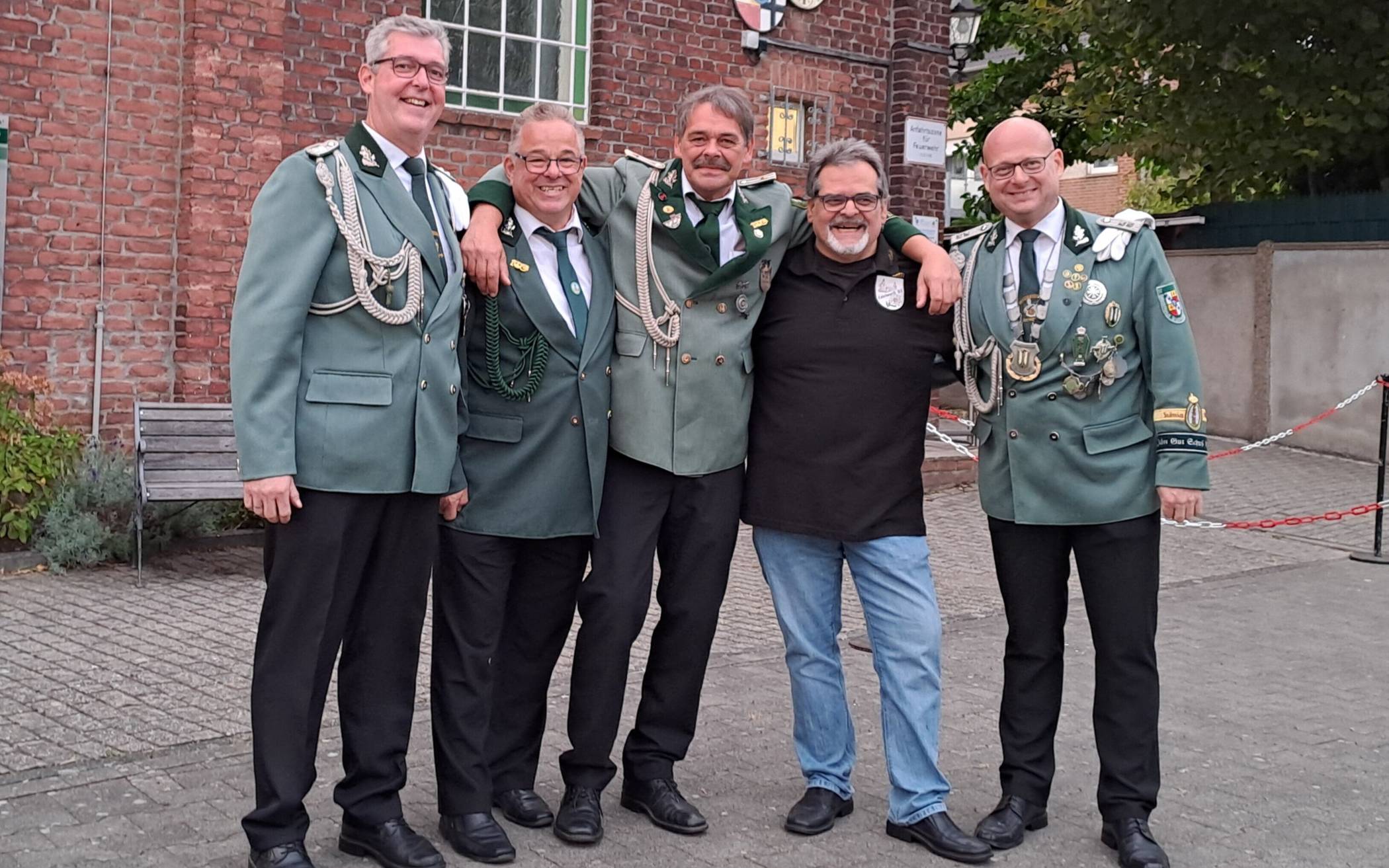  Das neue Königshaus mit Vorstand v. l.: Christian Klöters (Brudermeister), Michael Schmitz (Minister),  Thomas Michiels (König), Stefan Broekmann Minister), Jan Hellwig (Brudermeister).  