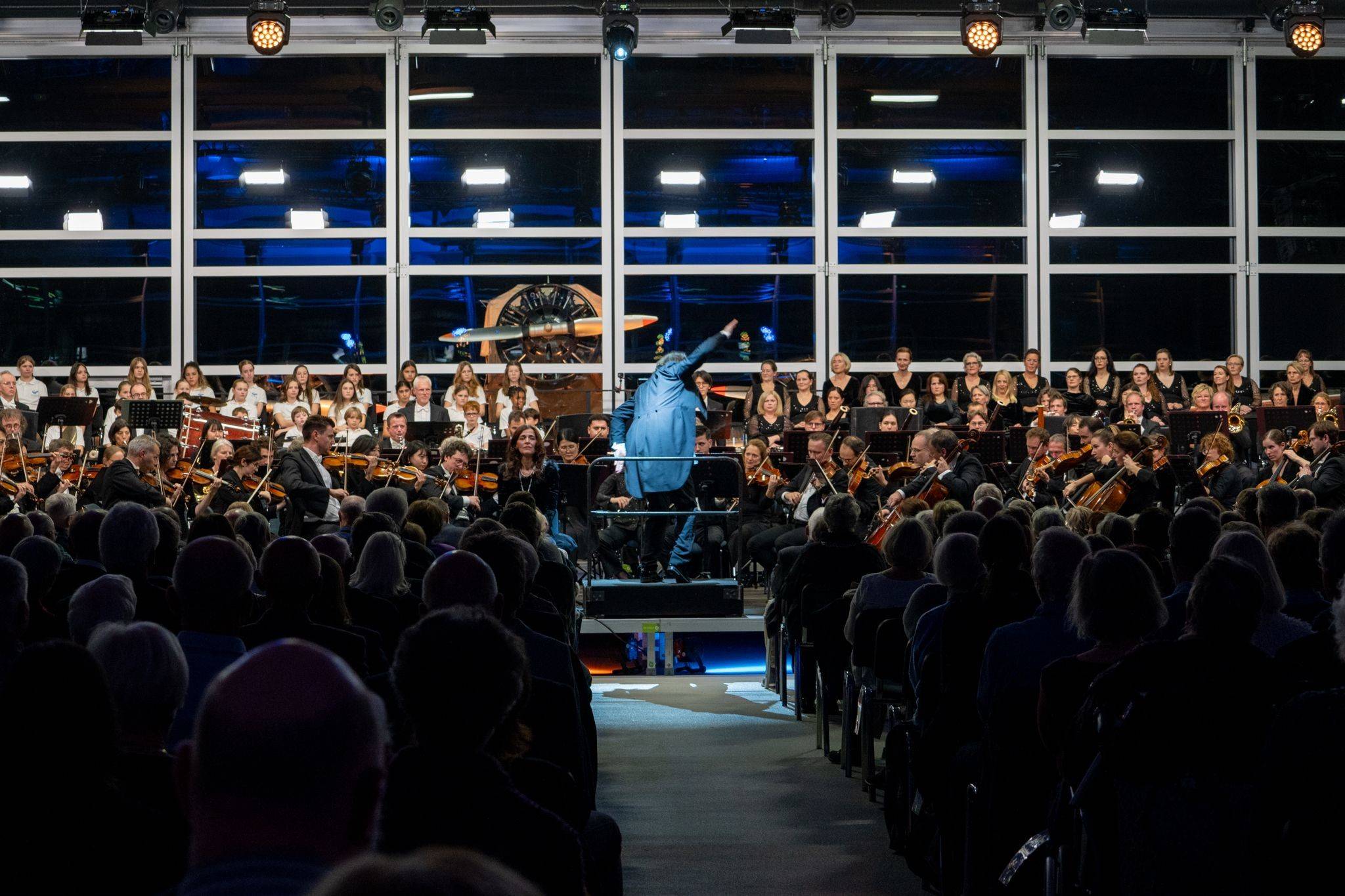 Die Niederrheinischen Sinfoniker mit GMD Mihkel Kütson setzen ihre Mahler-Reihe am 30. Oktober im Hugo Junkers Hangar fort.   