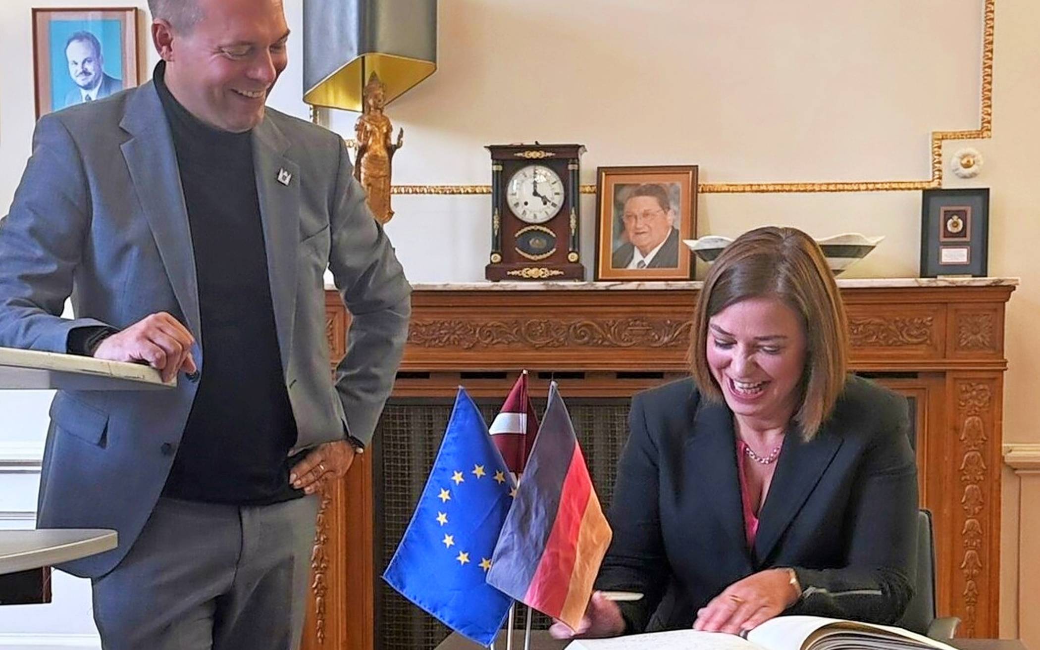 Nach ihrer Rede bat Bürgermeister Christian Pakusch Yvonne Magwas um einen Eintrag in das Gästebuch der Stadt Willich.