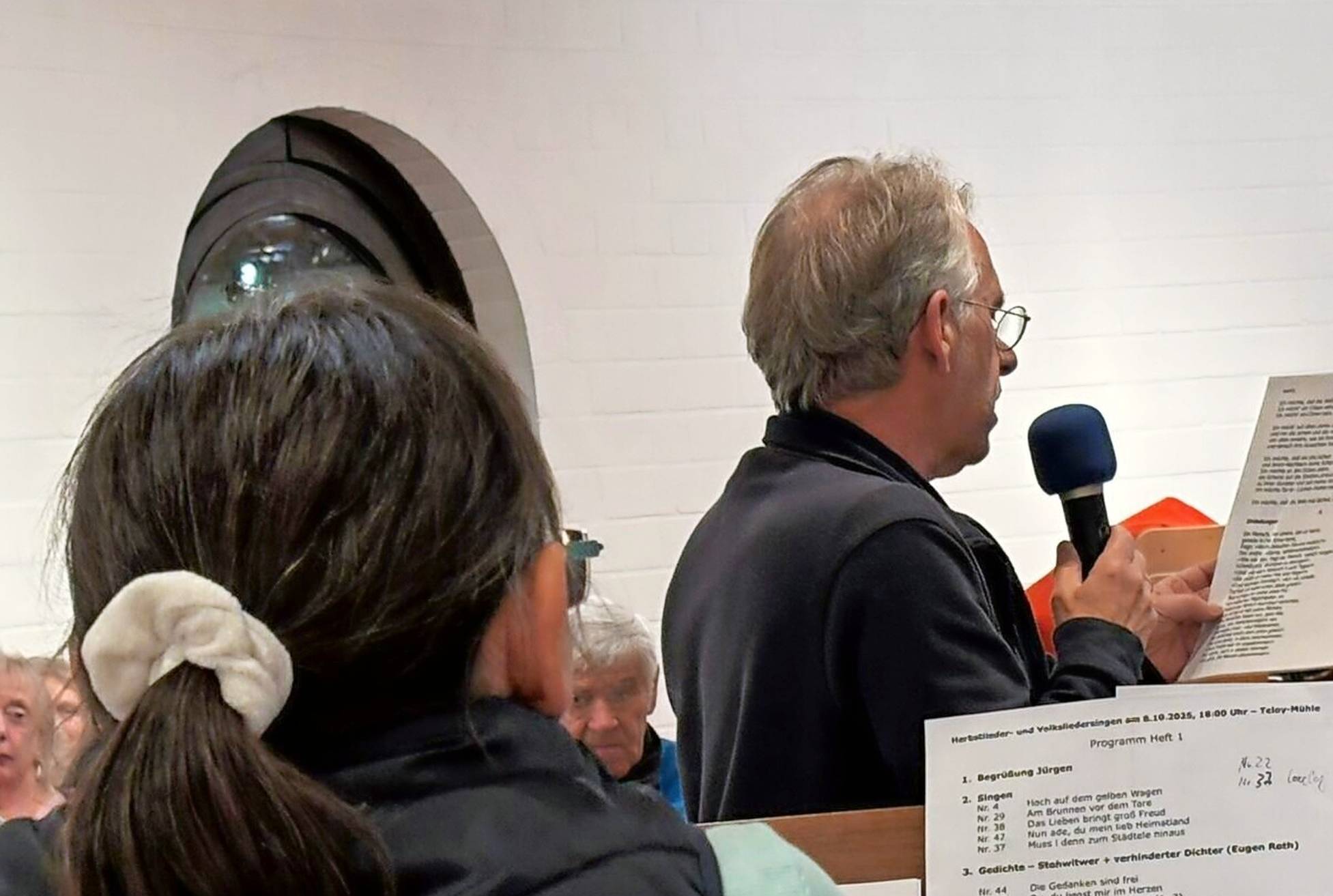  Beim gemeinsamen Singen in Lank erklangen wieder viele Volkslieder im Mühlenrund. 