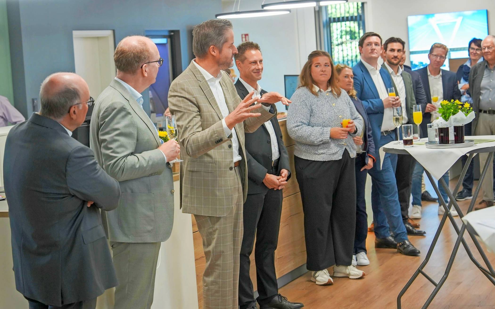 Auch Bürgermeister Christian Bommers (3.v.l.) war