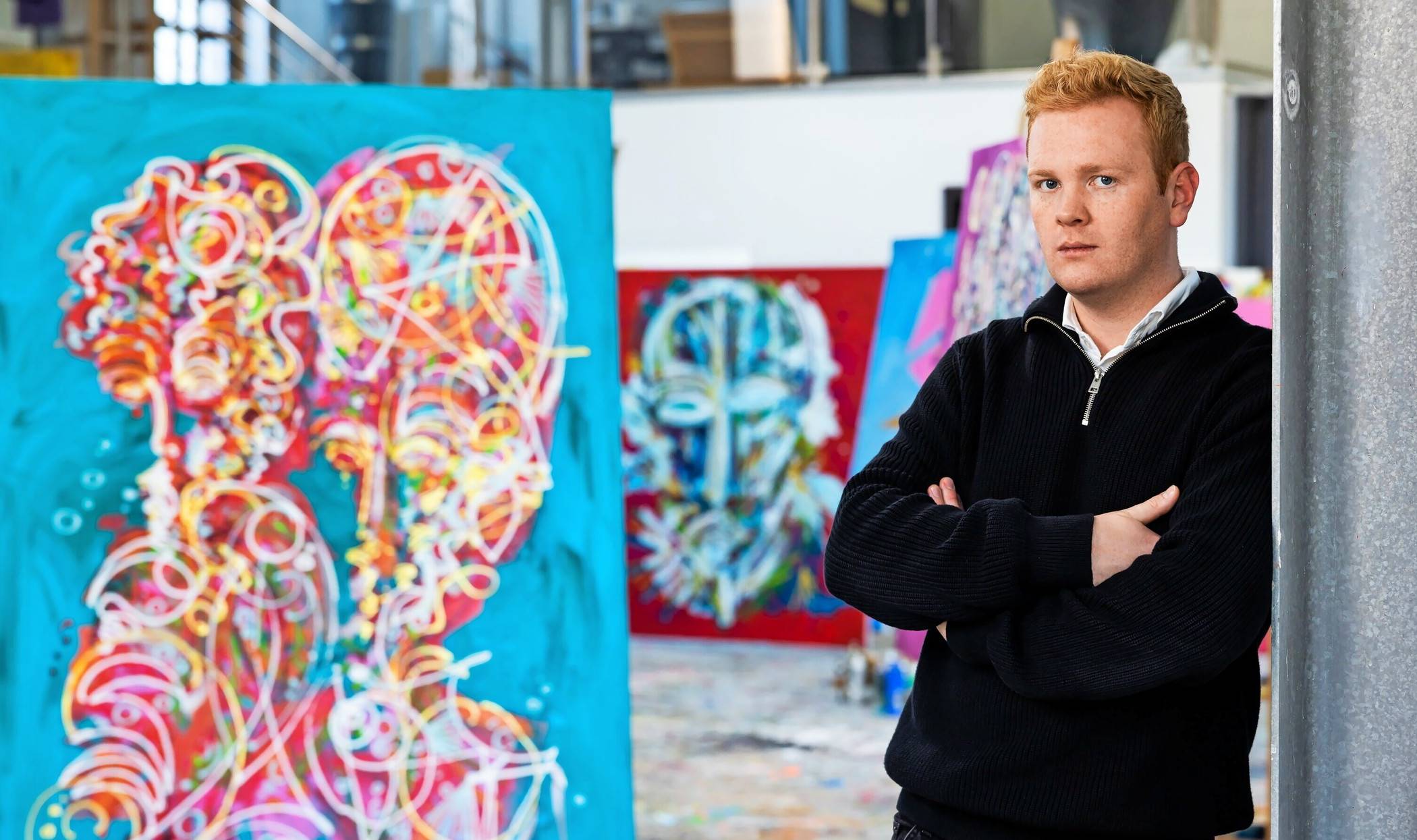 Der 27-jährige Leon Löwentraut verleiht der Kunstszene neuen Schwung. Seine Ausstellung gelten als spektakulär. Auf Instagram hat der junge Ausnahmekünstler weit über eine Million Follower.  