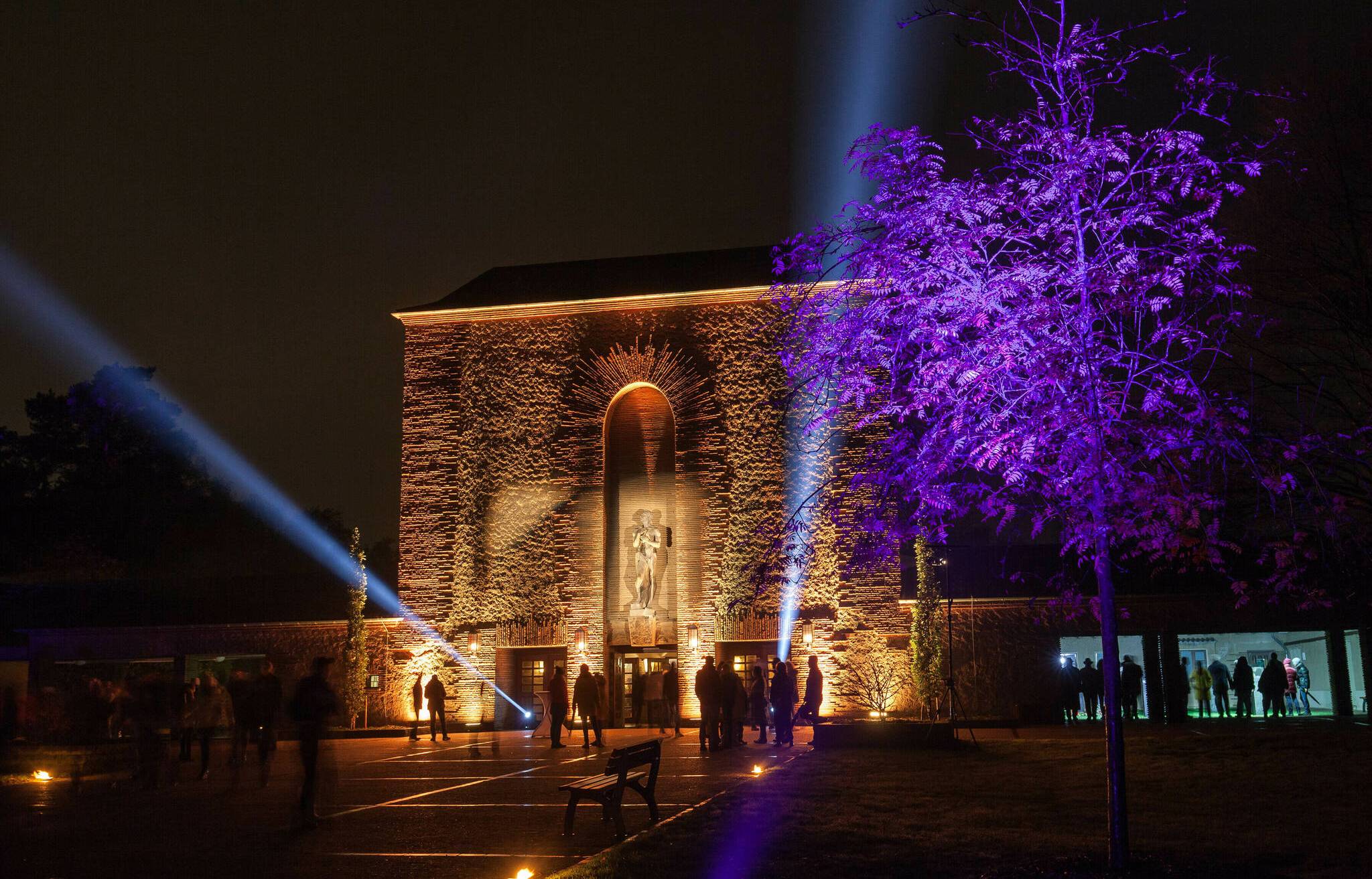 Mit der Aktionsreihe „Friedhof anders erfahren“
