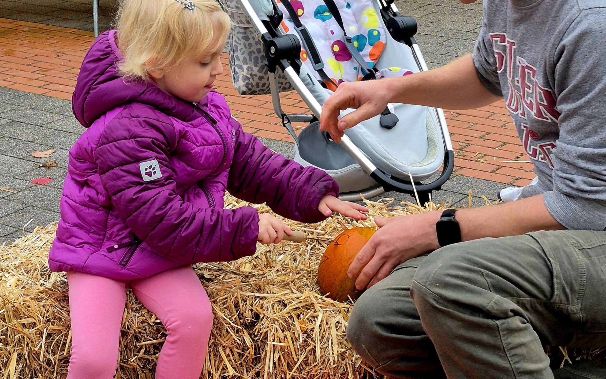 Kürbisschnitzen auf dem Ossenberger Wochenmarkt