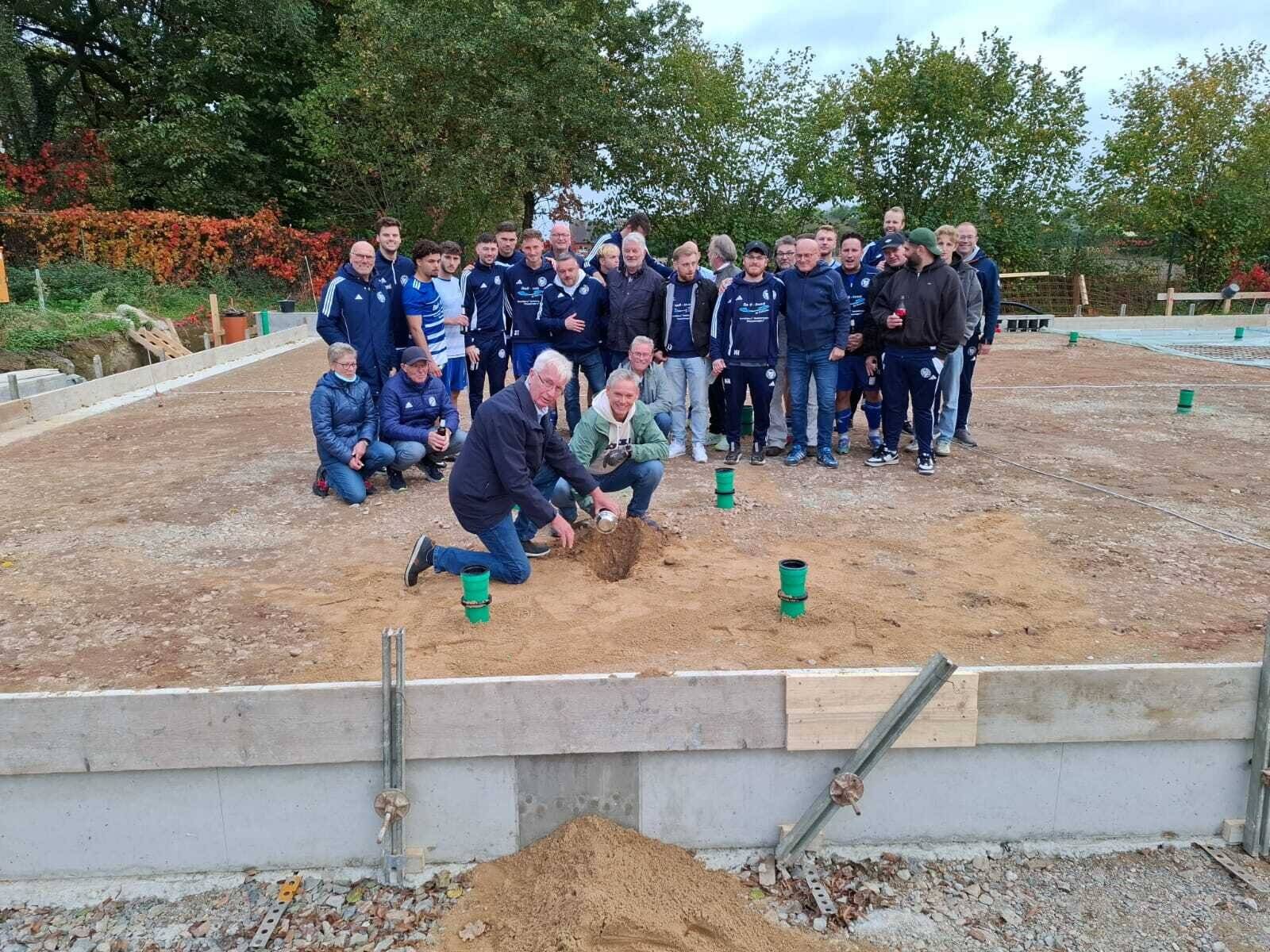 Der 1. Vorsitzende Ulrich Glanz (links) und der Geschäftsführer Georg Königs gruben die Zeitkapsel ein.