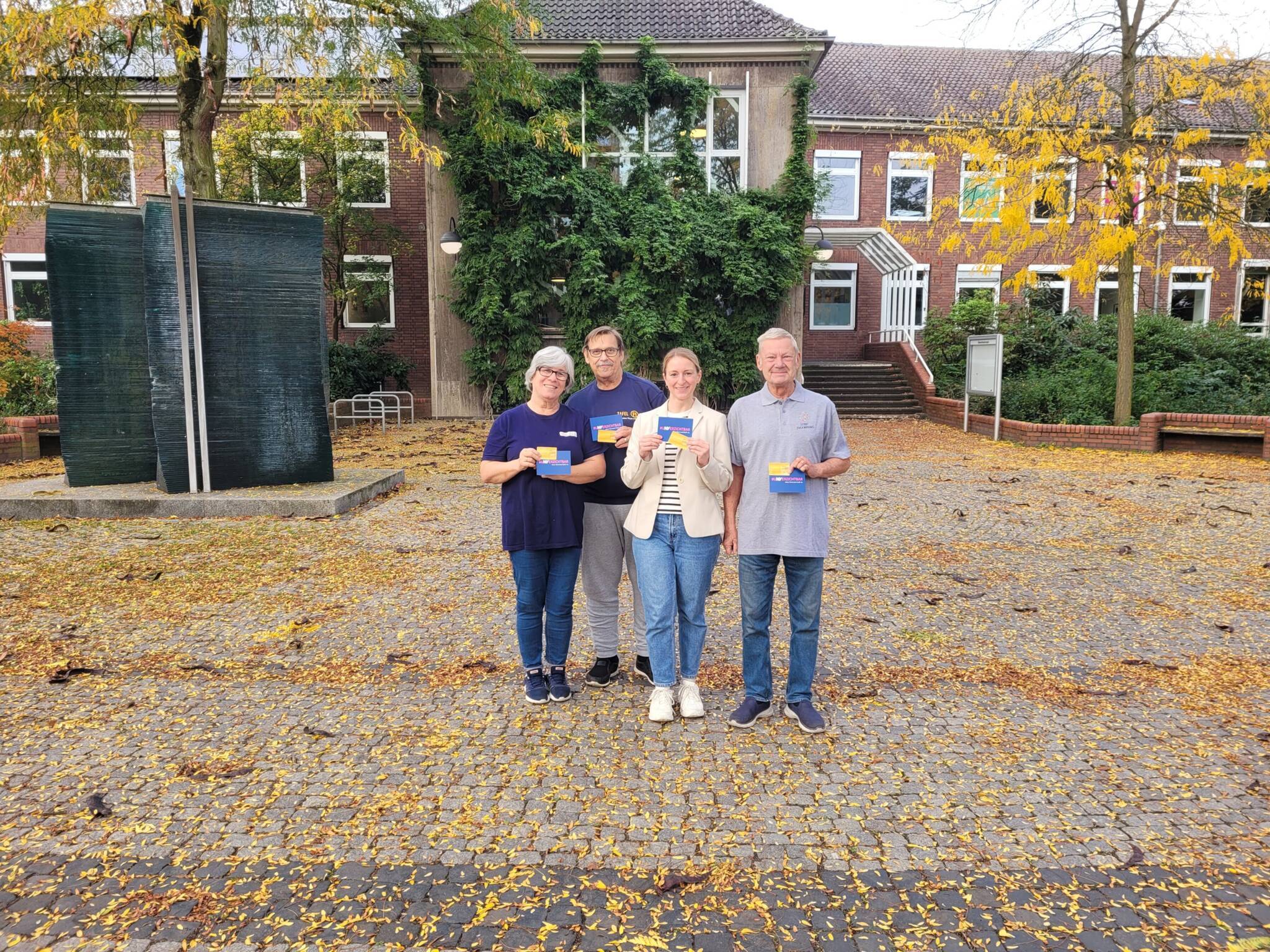  Übergabe der neuen oder erneuerten Ehrenamtskarten (v.l.): Djulieta Temirkanova (Tafel), Dieter Kräher (Tafel), Stefanie Wünsch (Stadtmarketing) und Karl Kube (Stadtjugendring). 