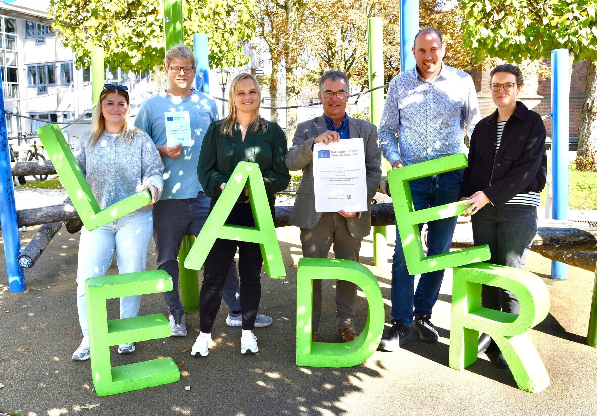 Über den LEADER-Förderbescheid für die Miniramp freuten sich (v. l.): Celina Szupancsics und Tobias Müller vom Jugendzentrum Zuff!07, Isabel Opdemom (LAG Niederrhein), Bürgermeister Dietmar Heyde, Markus Kern (Tiefbau- und Gründflächenamt Stadt Rheinberg) und Kristin Hendriksen (LAG Niederrhein).