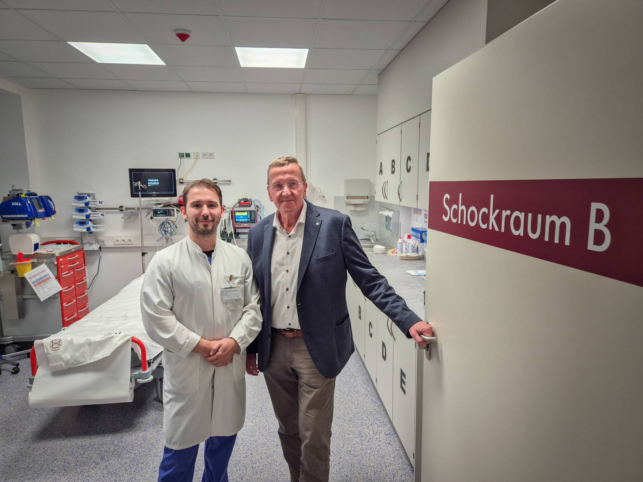  Ein zusätzlicher Schockraum für die Notaufnahme: Geschäftsführer Josef Lübbes (re.) und Chefarzt der Klinik für Akut- und Notfallmedizin Dr. Oleg Volovitch freuen sich über die Weiterentwicklung der Notfallversorgung am Standort St. Bernhard-Hospital Kamp-Lintfort. 