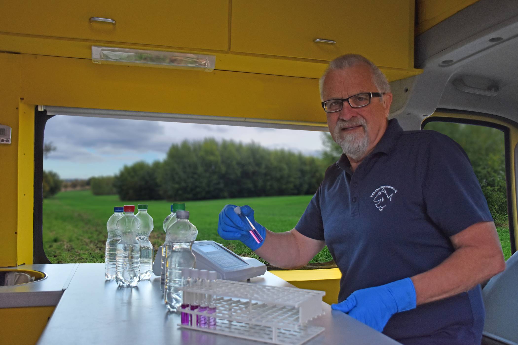  Wasserexperte Harald Gülzow anlysiert Wasserproben.   