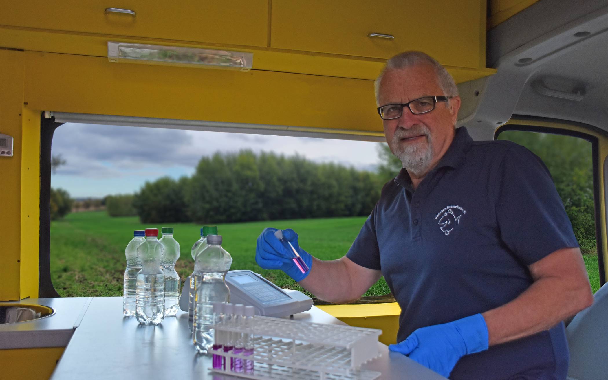 Wasserexperte Harald Gülzow anlysiert Wasserproben.