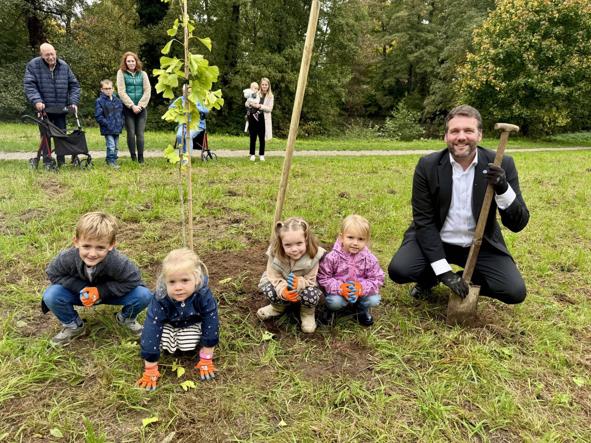  Kinder des Bewegungskindergartens Schier und Bürgermeister Andreas Gisbertz. 