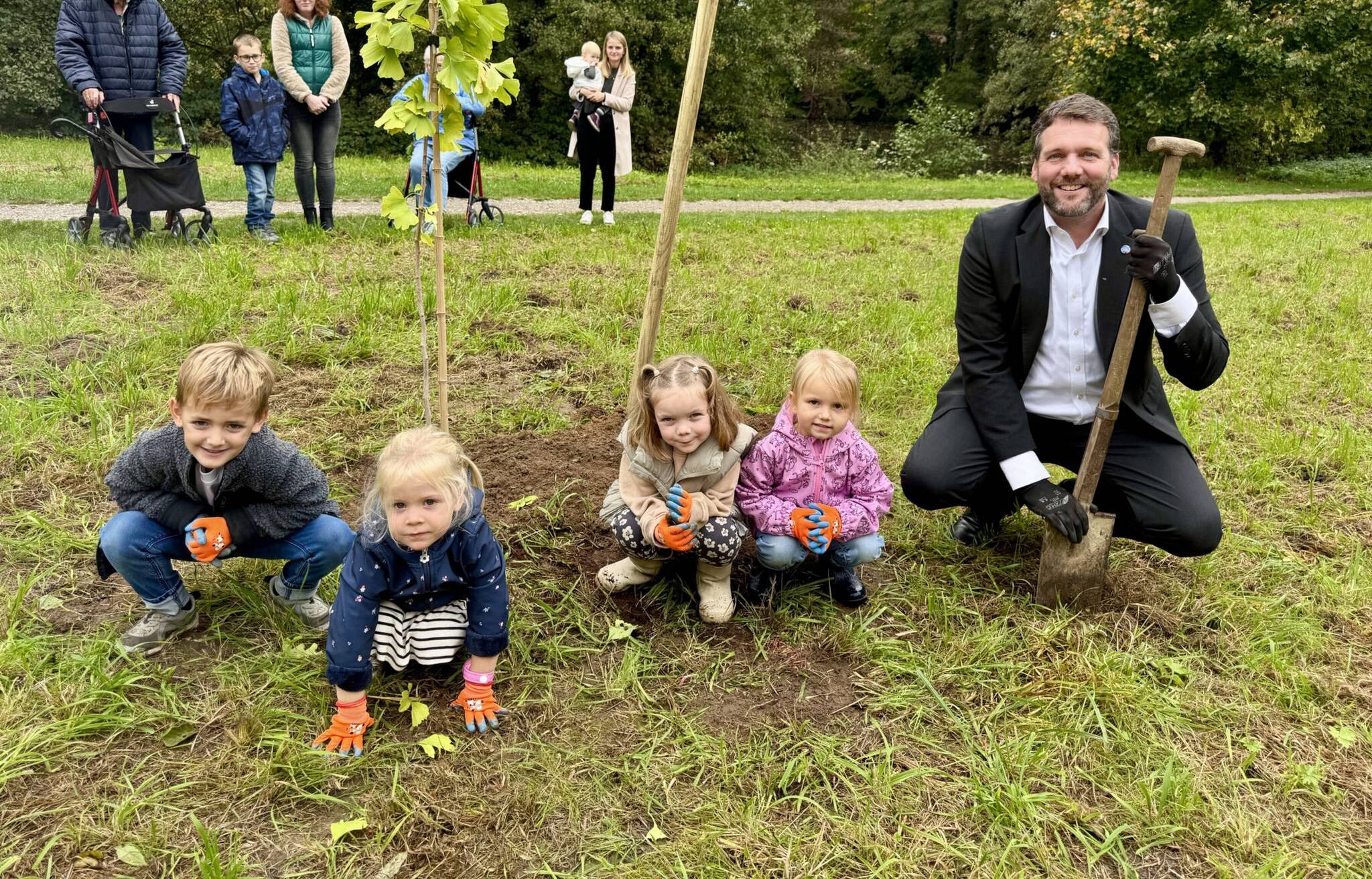 Kinder des Bewegungskindergartens Schier und Bürgermeister
