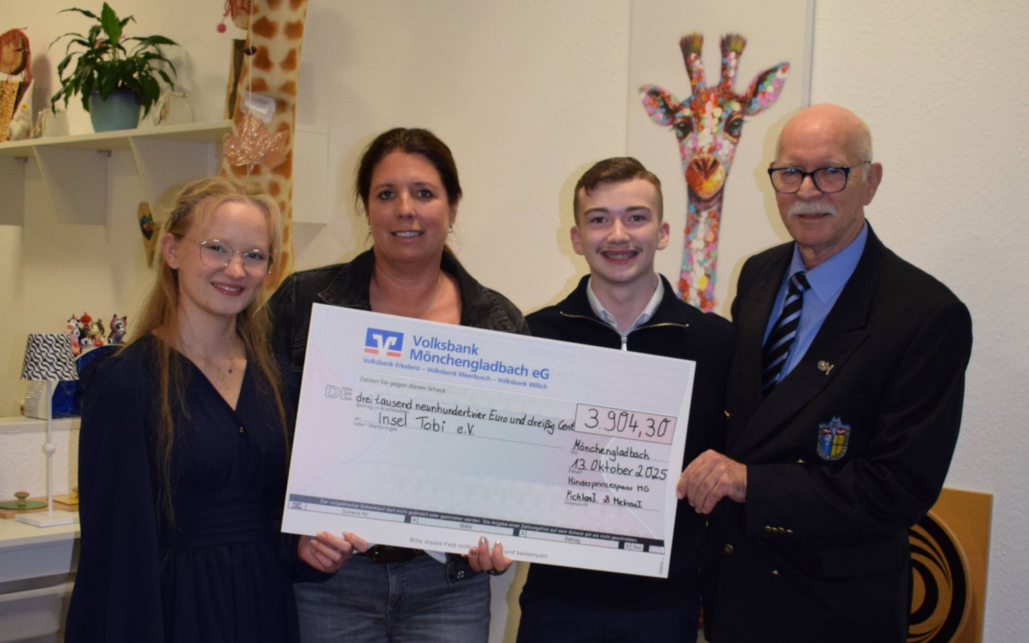  Für das KInderprinzenpaar Nicklas I. und Melissa I. war der Club der blauen Bändchen eine Herzensangelegenheit. Gemeinsam mit ihrem Hofmarschall Hajo Hering überreichten sie jetzt 3904,30 Euro an Kerstin Thyssen-Thomassen vom Förderverein Insel Tobi e.V.  