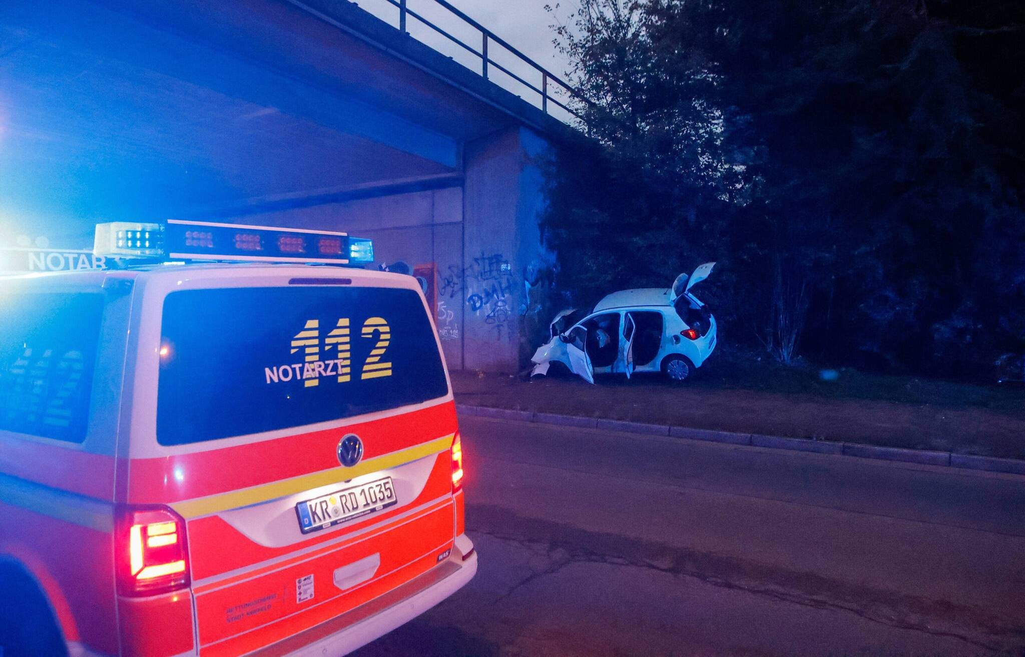 Kleinwagen kracht vor Brückenpfeiler