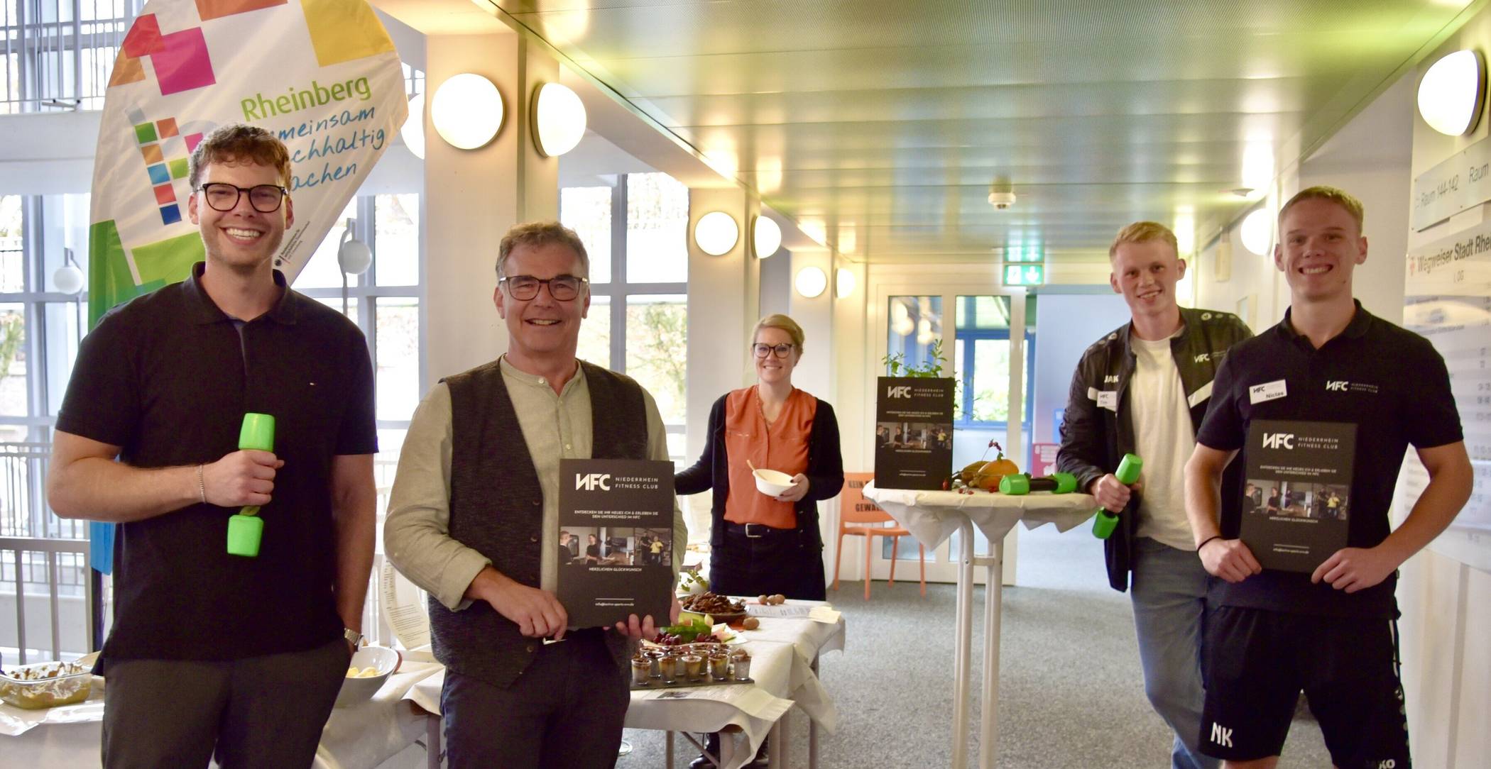  Der Gesundheitstag für die Mitarbeitenden der Stadtverwaltung Rheinberg, der vom Personalwesen im Hauptamt veranstaltet wurde, war ein voller Erfolg.  Am Verköstigungsstand kamen die Teilnehmenden mit den Experten ins Gespräch (v. l.): Tim Nederkorn (Personalwesen), Bürgermeister Dietmar Heyde, Sarah Ingenerf (Personalwesen), Tim Bruckmann und Niclas Kolkenbrock (beide Trainer beim „Niederrhein Fitness Club“). 
