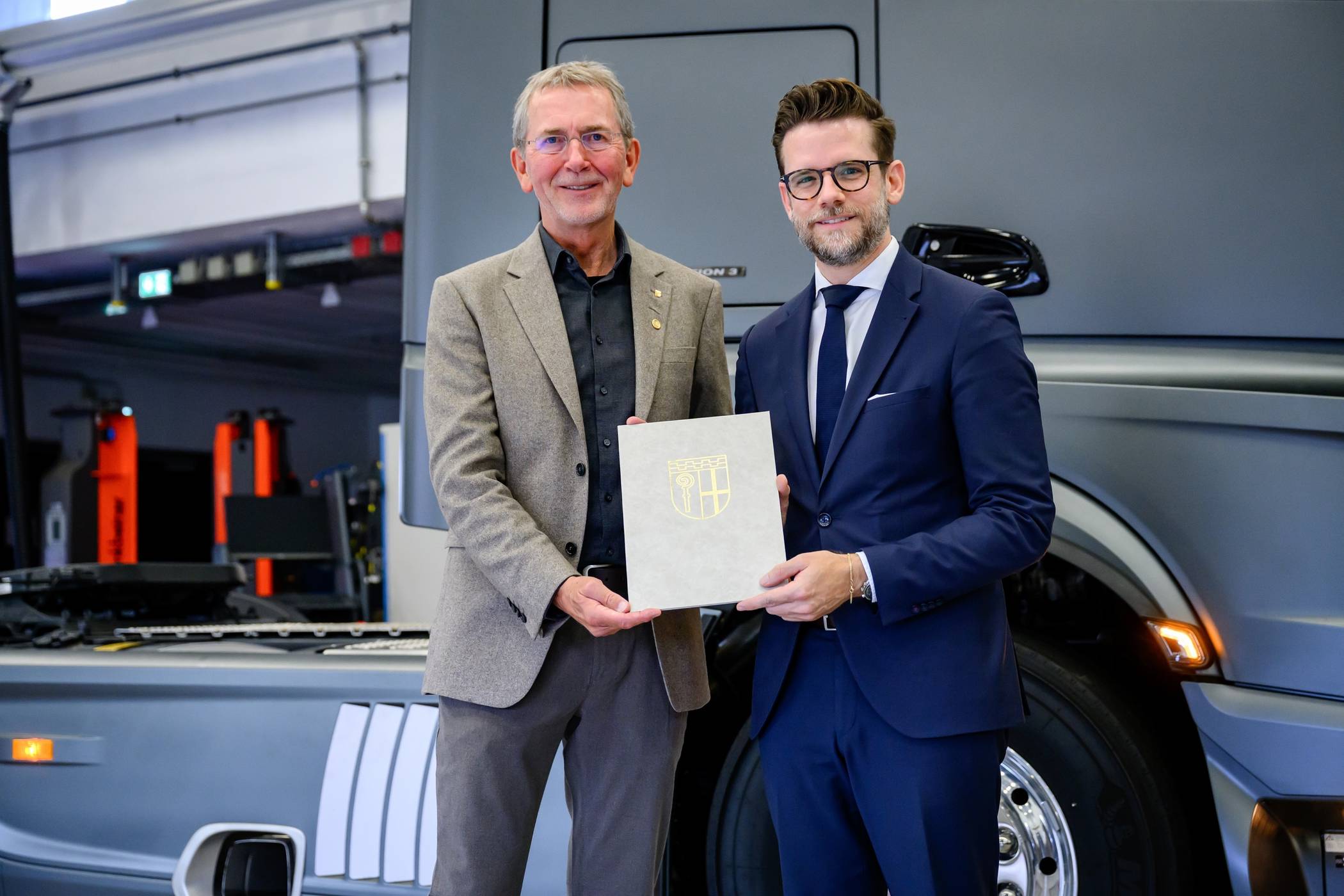 Oberbürgermeister Felix Heinrichs hat Kreishandwerksmeister Frank Mund mit der Ehrennadel der Stadt ausgezeichnet.