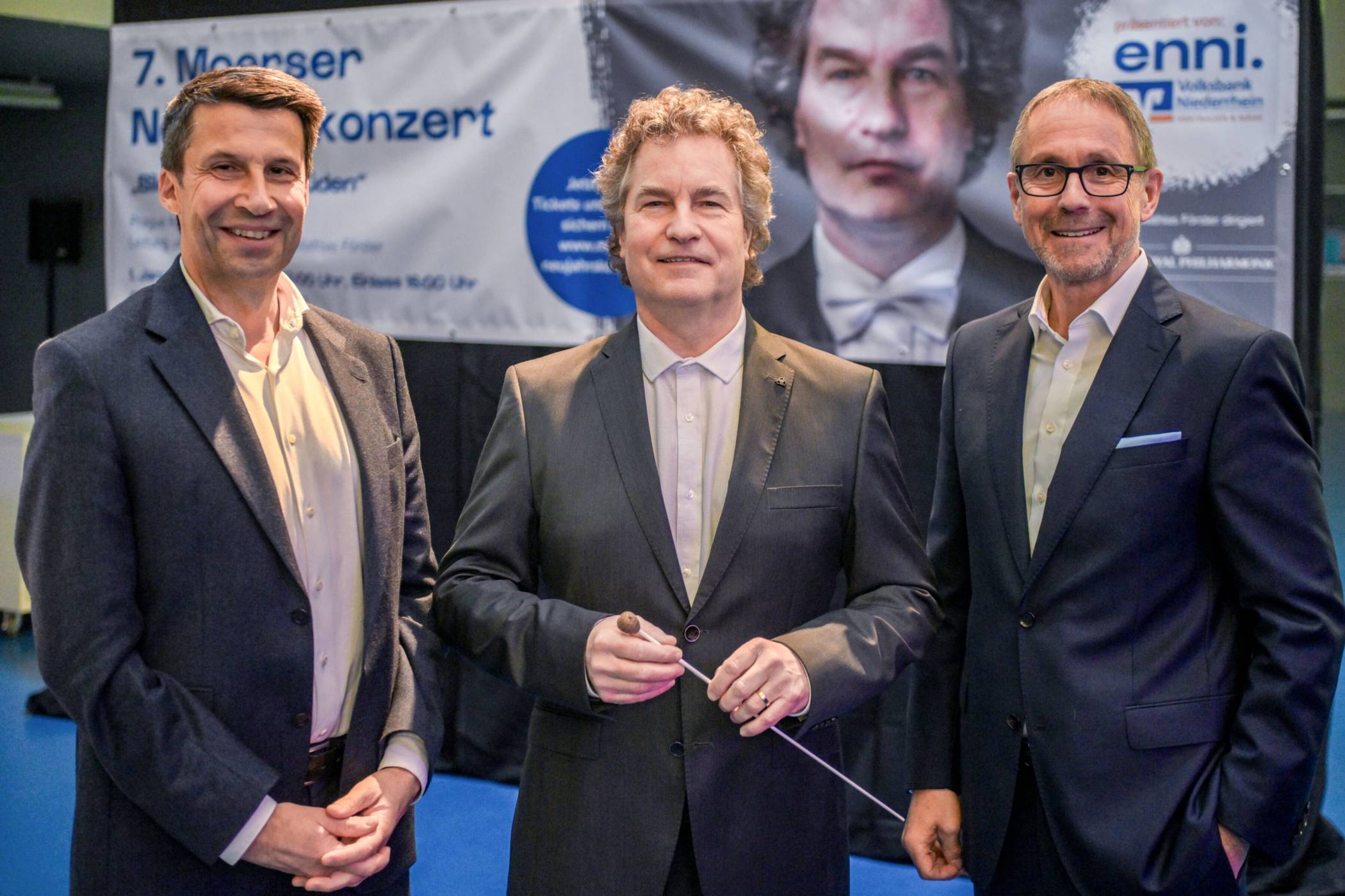 Dirigent Heiko Mathias Förster (m.) präsentierte gemeinsam mit den Sponsoren Stefan Krämer (Enni, l.) und Guido Lohmann (Volksbank Niederrhein) das Programm des 7. Moerser Neujahrskonzerts – ein musikalisches Highlight, das den Jahresauftakt in Moers festlich einläutet. 
