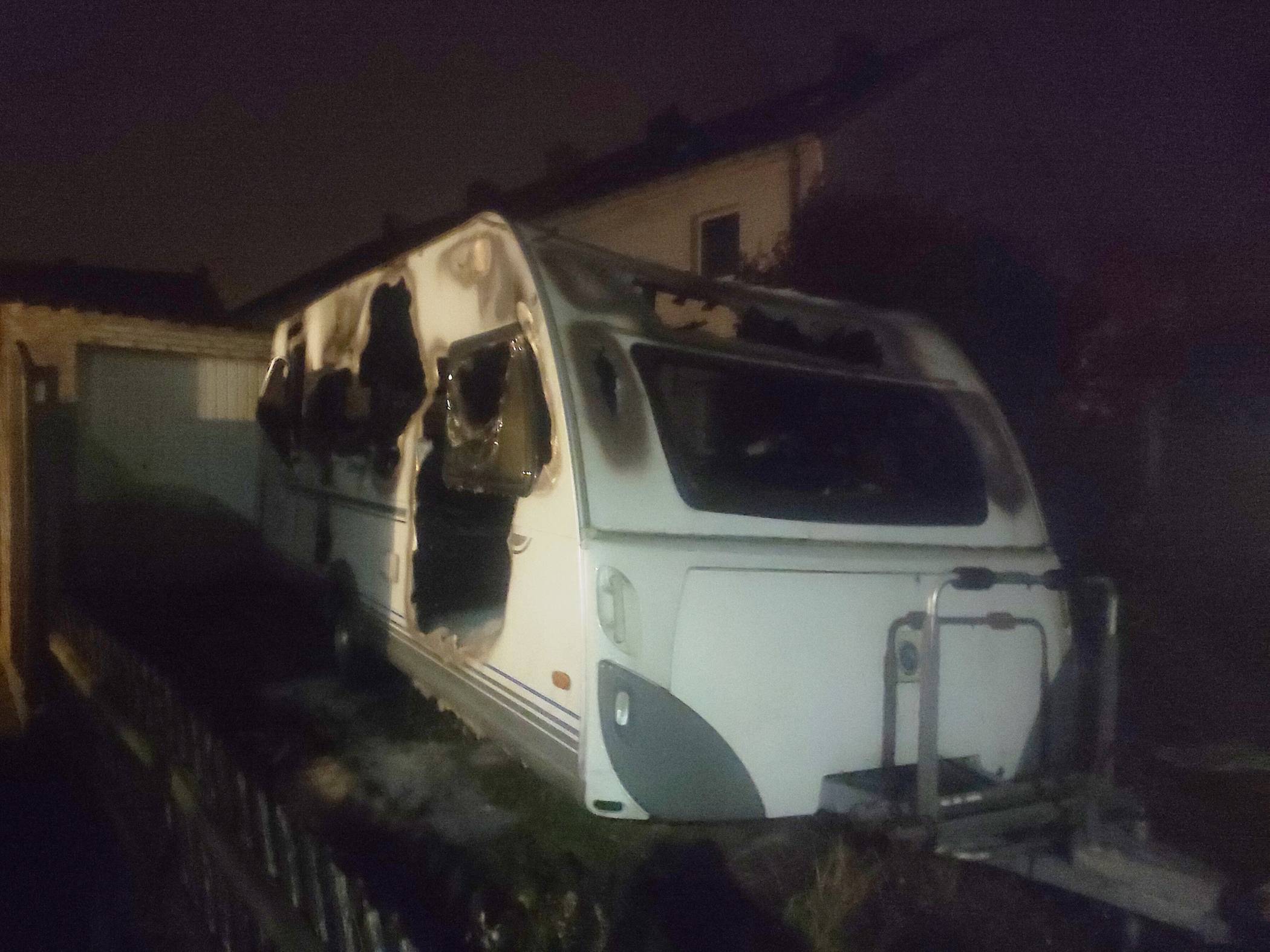 Bei der Brandserie in Westend, Ohler und Gladbach ging auch ein Wohnwagen in Flammen auf.