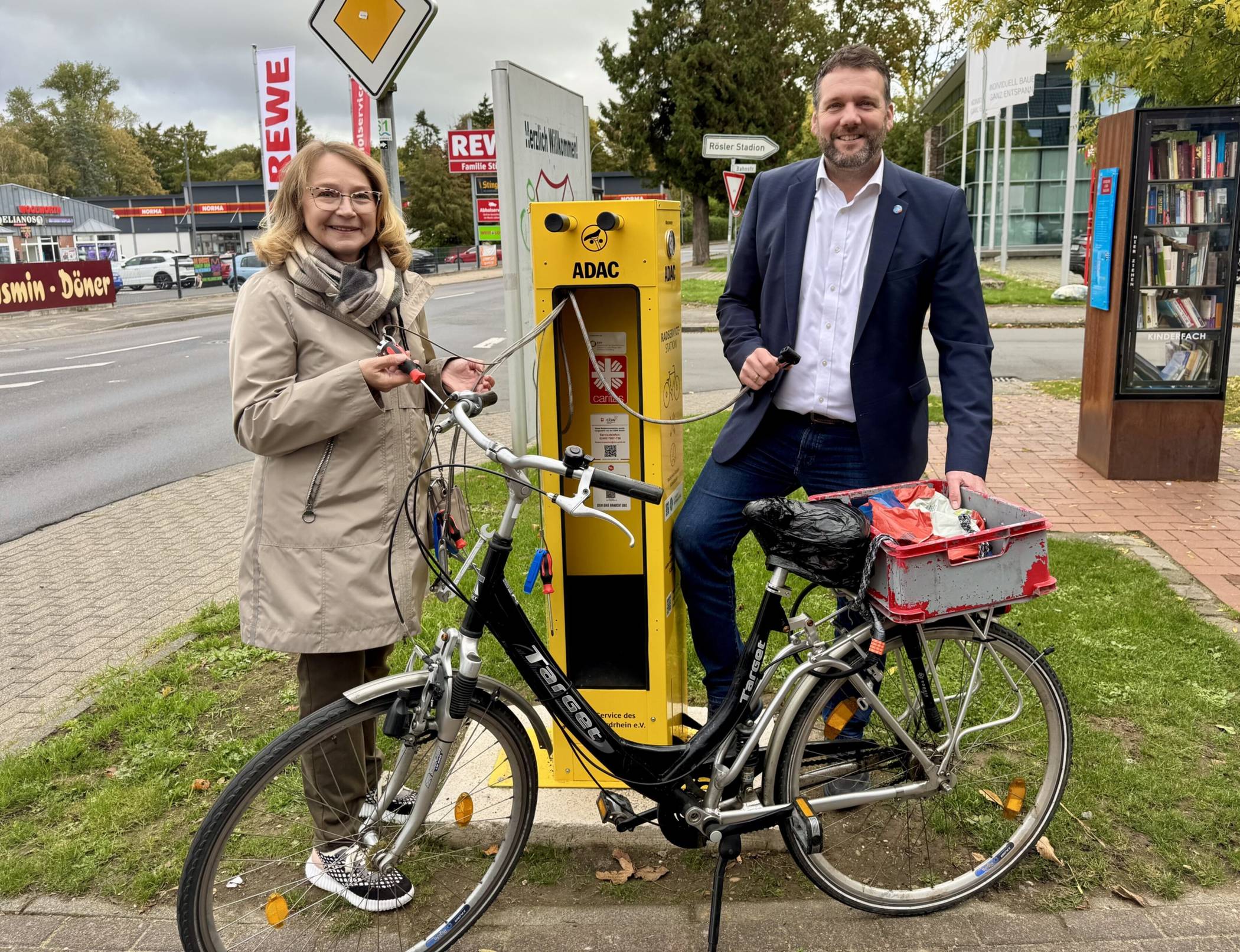  Andrea Schmitz, Vorsitzende ADAC Nordrhein und Bürgermeister Andreas Gisbertz an der neuen Reparatursäule. Foto: Gemeinde Schwalmtal 