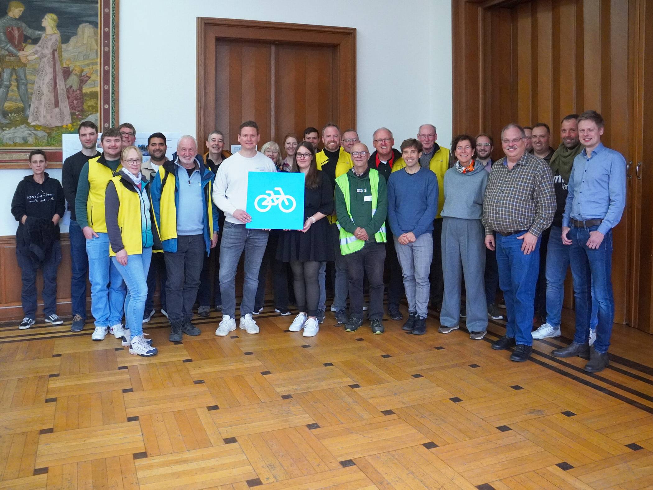  Mitglieder der Auswahlkommission im Kreis von städtischen Mitarbeitenden, Bürgermeisterin Sabine Anemüller und Gästen aus der Politik, des ADFC sowie der Polizei Viersen.  