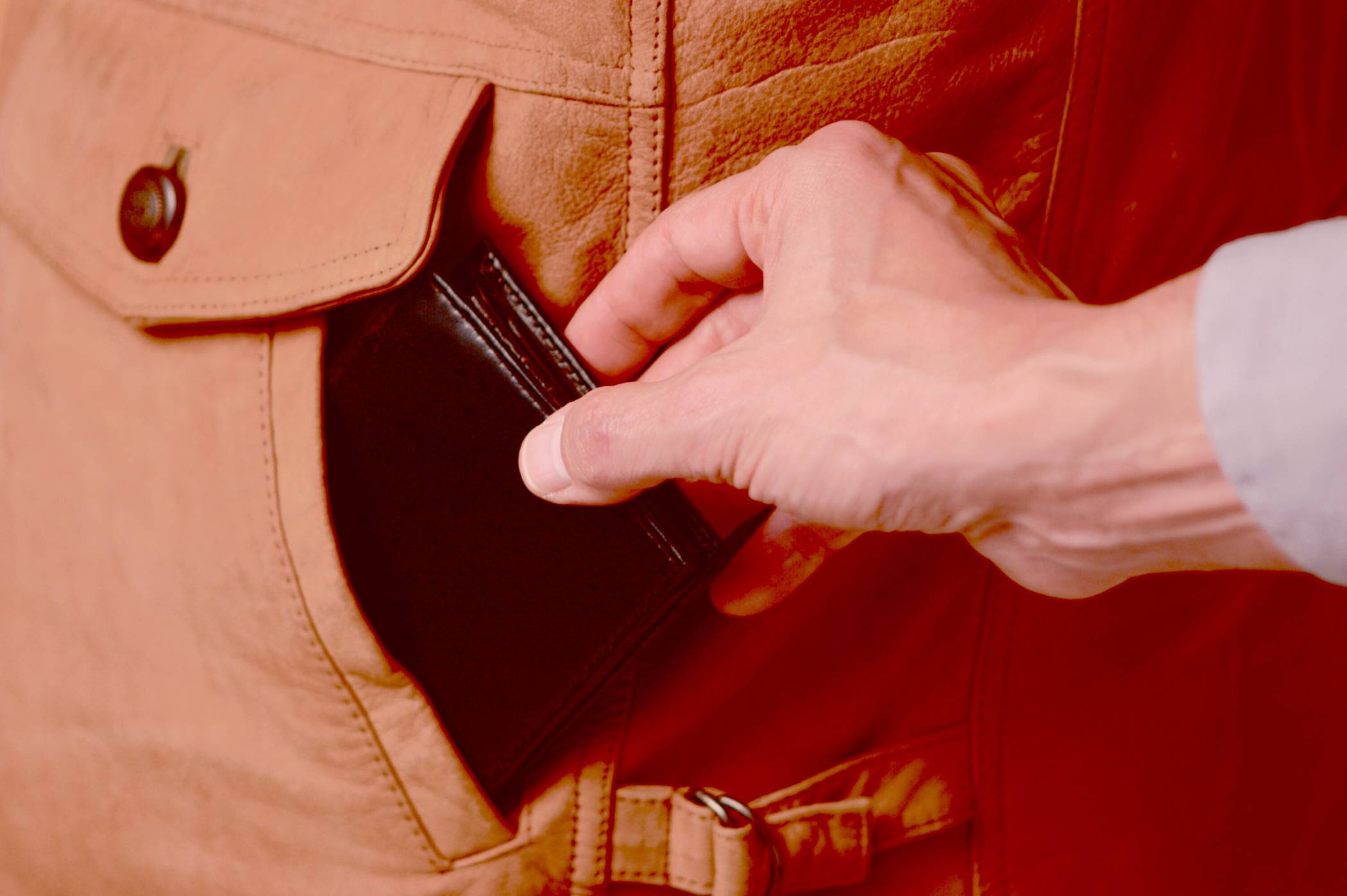 Polizei und NEW informieren in den Bussen über Taschendiebstahl.  