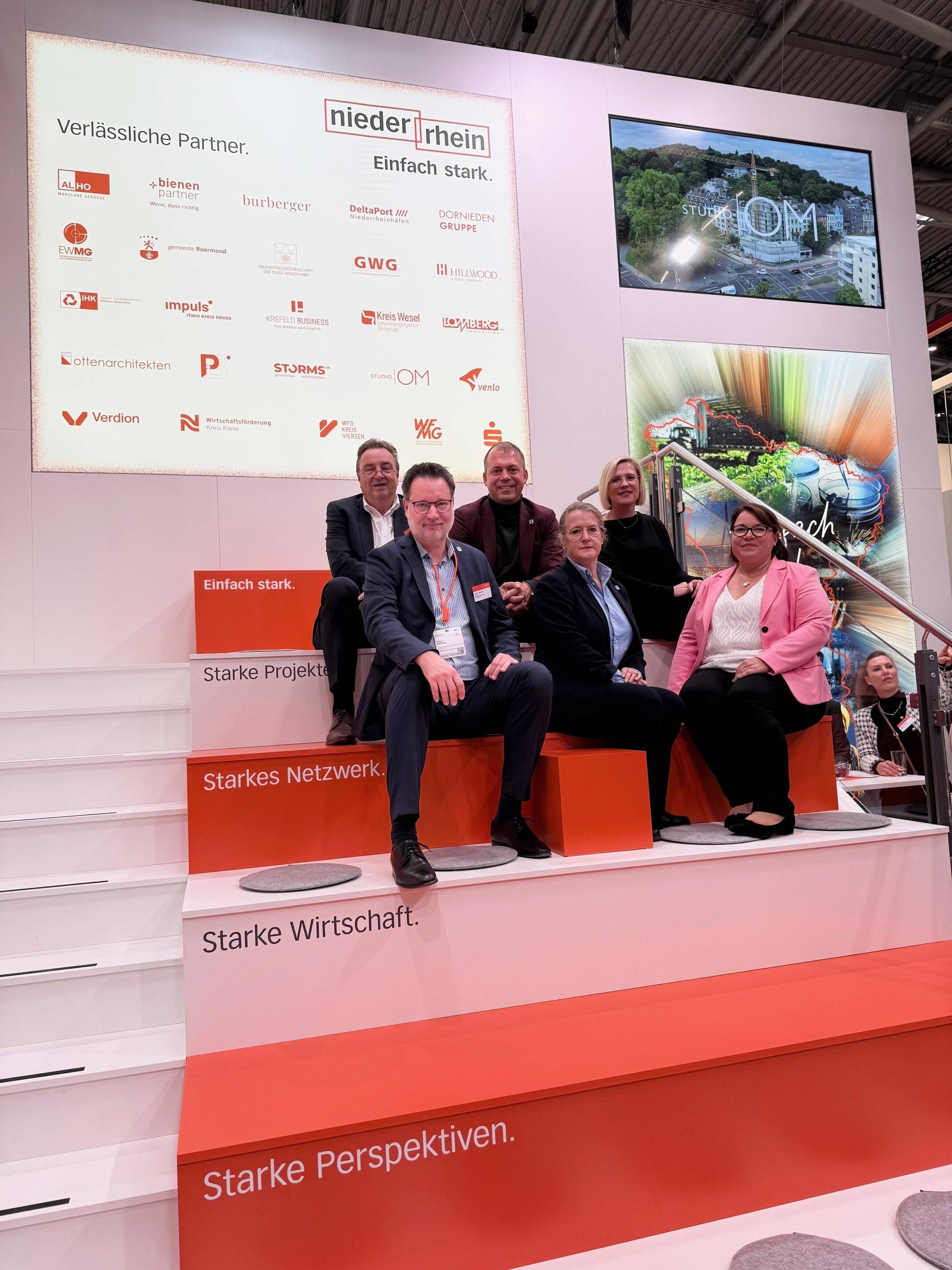 Das Stadt-Willich-Team auf der EXPO REAL. Unser Foto zeigt vorn von links Gregor Nachtwey, Birgit von Billerbeck und Henriette Hellwig-Stieger, hinten neben Bürgermeister Christian Pakusch Willy Kerbusch (links) und Gesa Slomian (GSG).   