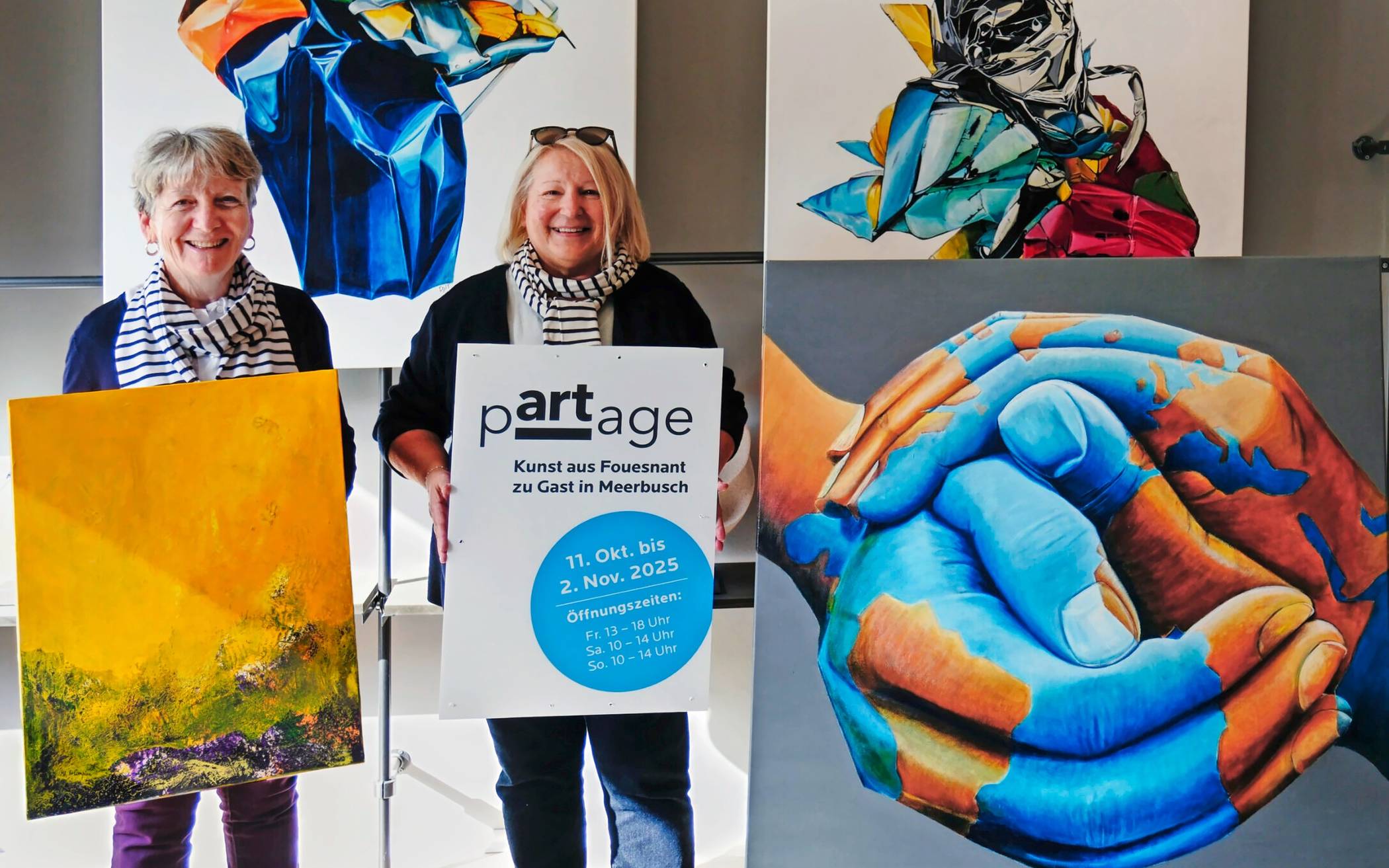  Marie-Lise Le Campion mit ihrem Werk „Tauchgang in den Ozean meiner Träume“ (l.) und Christine Ditière mit ihrerm Werk „Gemeinsam für den Frieden“. Die Bilder werden für den guten Zweck versteigert.   