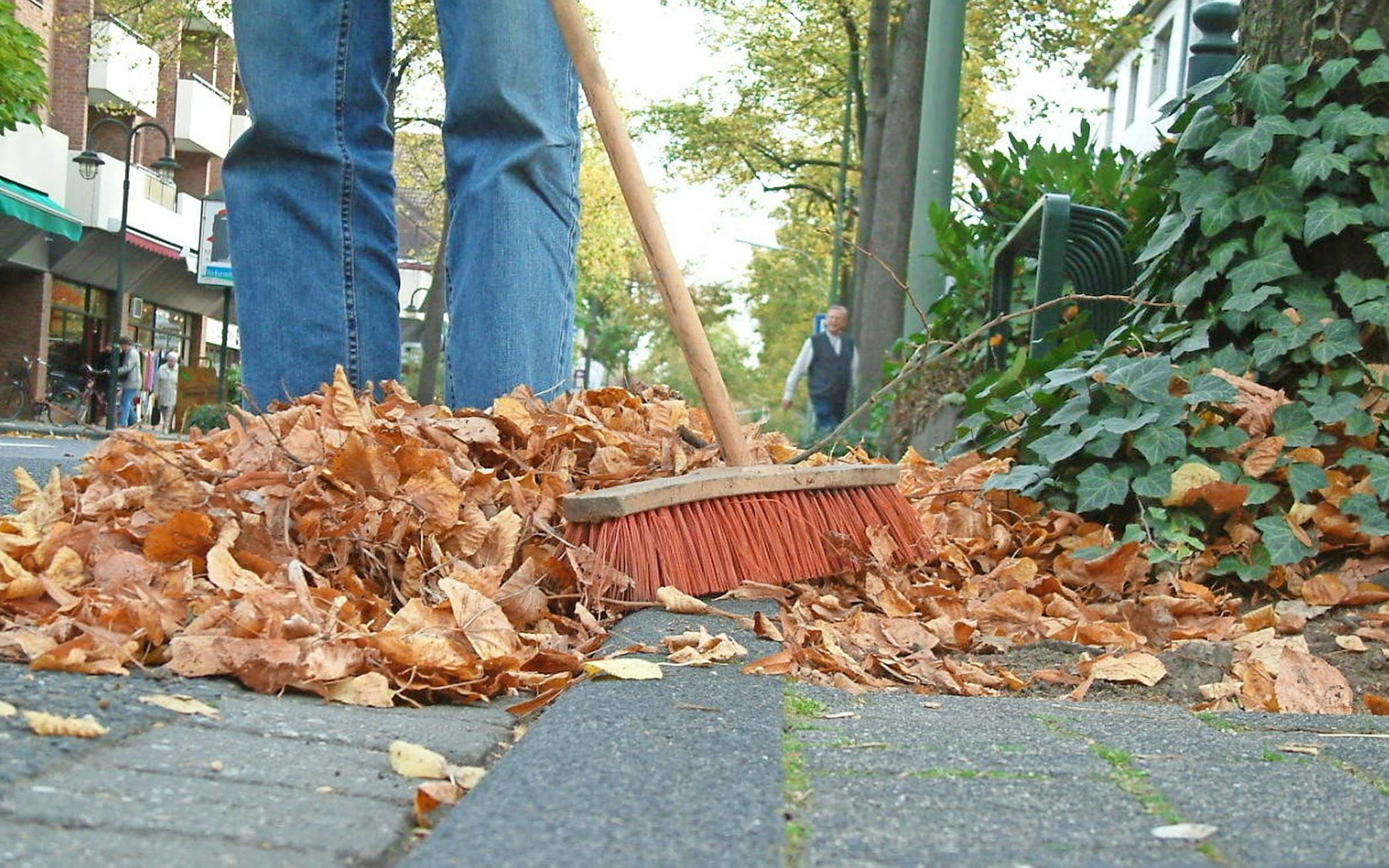 Herbstlaub einfach in den Rinnstein fegen ist der falsche Weg und sorgt für Ärger. 