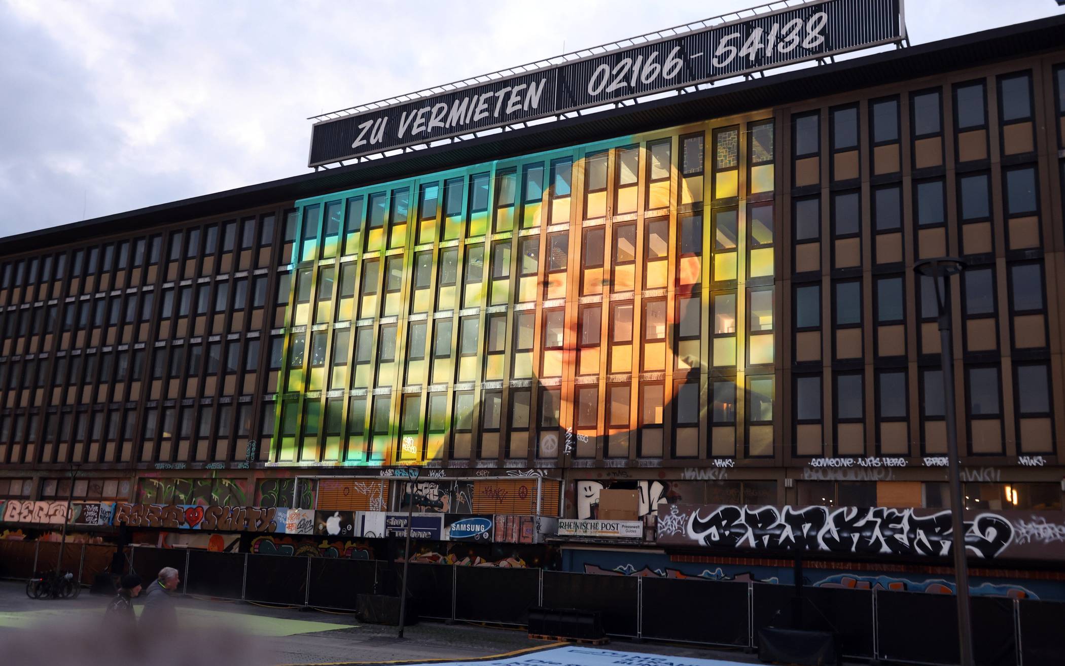 Vor der eigentlichen Illumination gibt es zwei Interviews mit Künstler Leon Löwentraut...