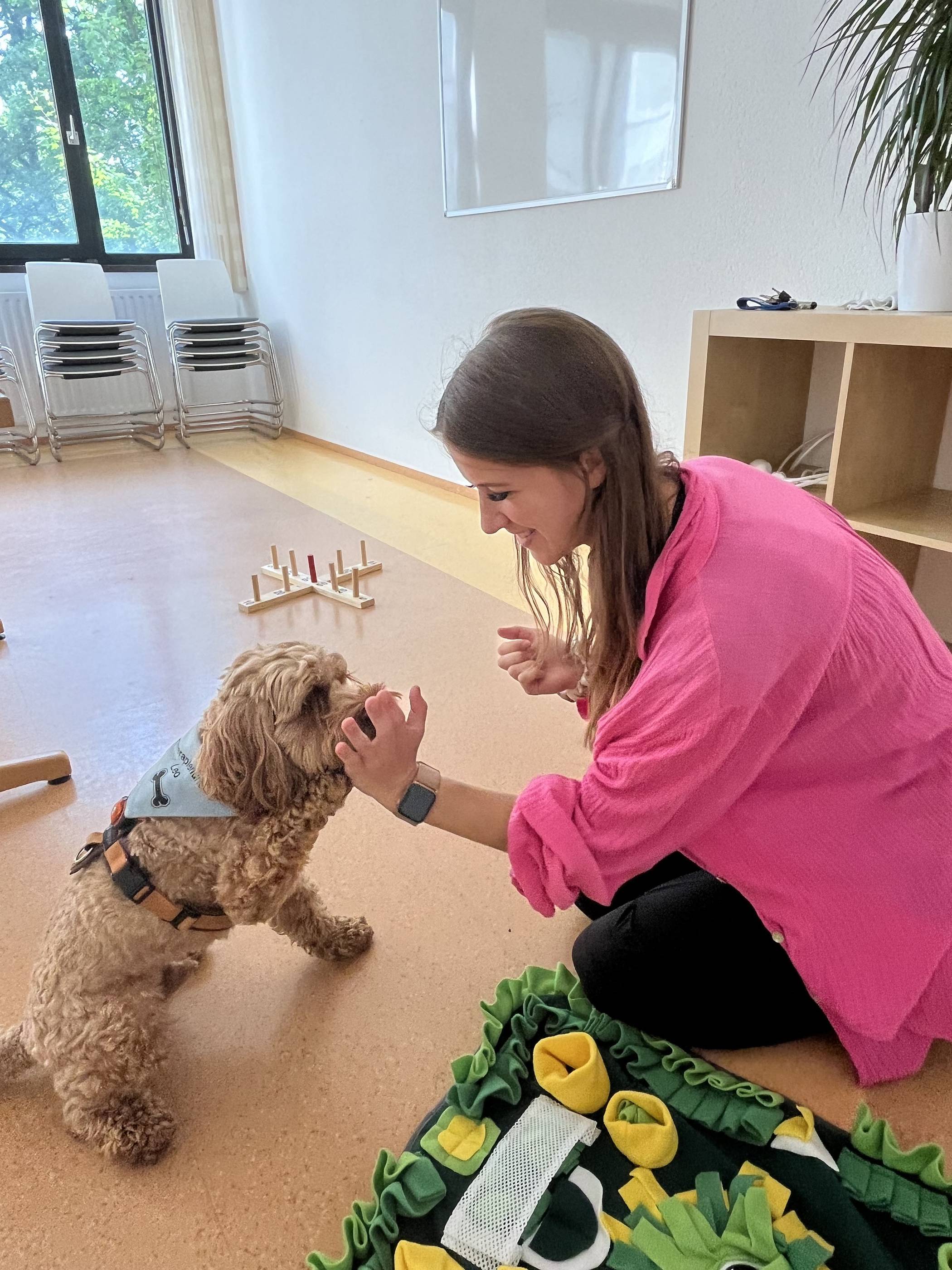 Louisa Gartz und Therapiebegleithund Leo sind ein eingespieltes Team.   