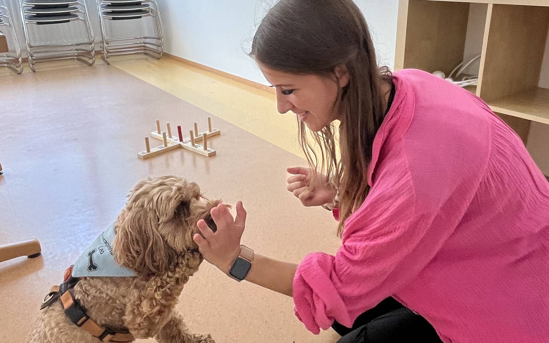 Louisa Gartz und Therapiebegleithund Leo sind