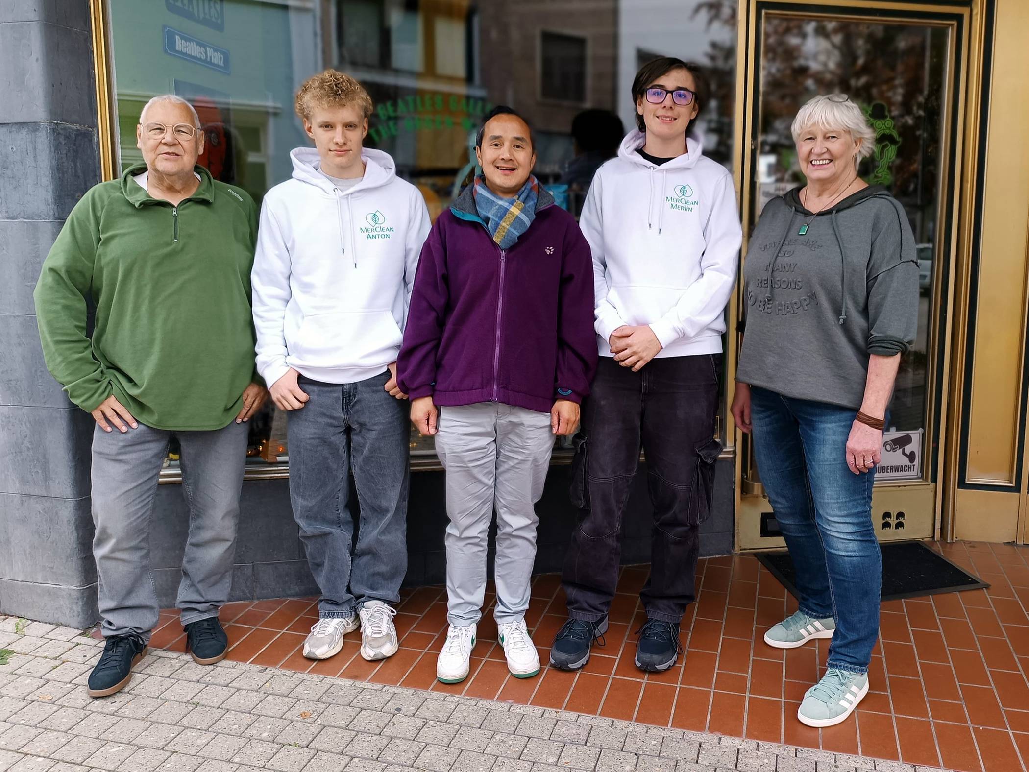  Jürgen Meis (l.) und Gabi Koepp (r.) mit den beiden jungen Gründern Anton Palmer und Merlin Dolenec mit seinem Onkel. 