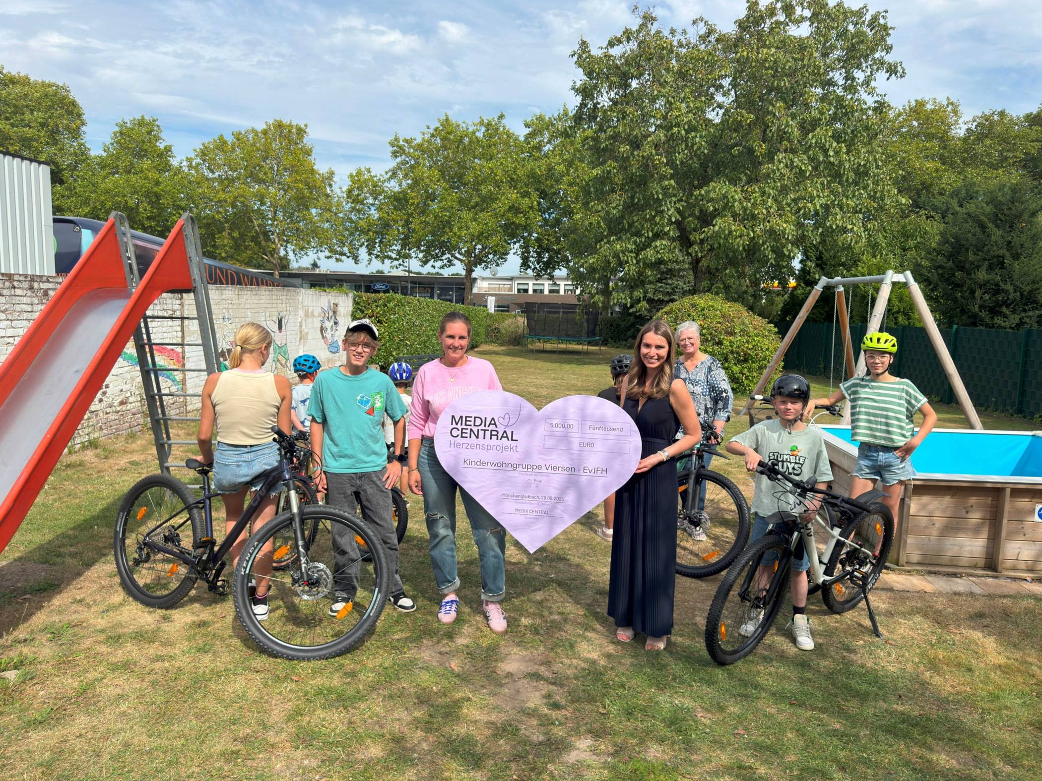  Gewinner der vergangenen Runde: die Kinder der Wohngruppe Viersen mit ihren neuen Fahrrädern, gefördert durch das Media Central Herzensprojekt. 