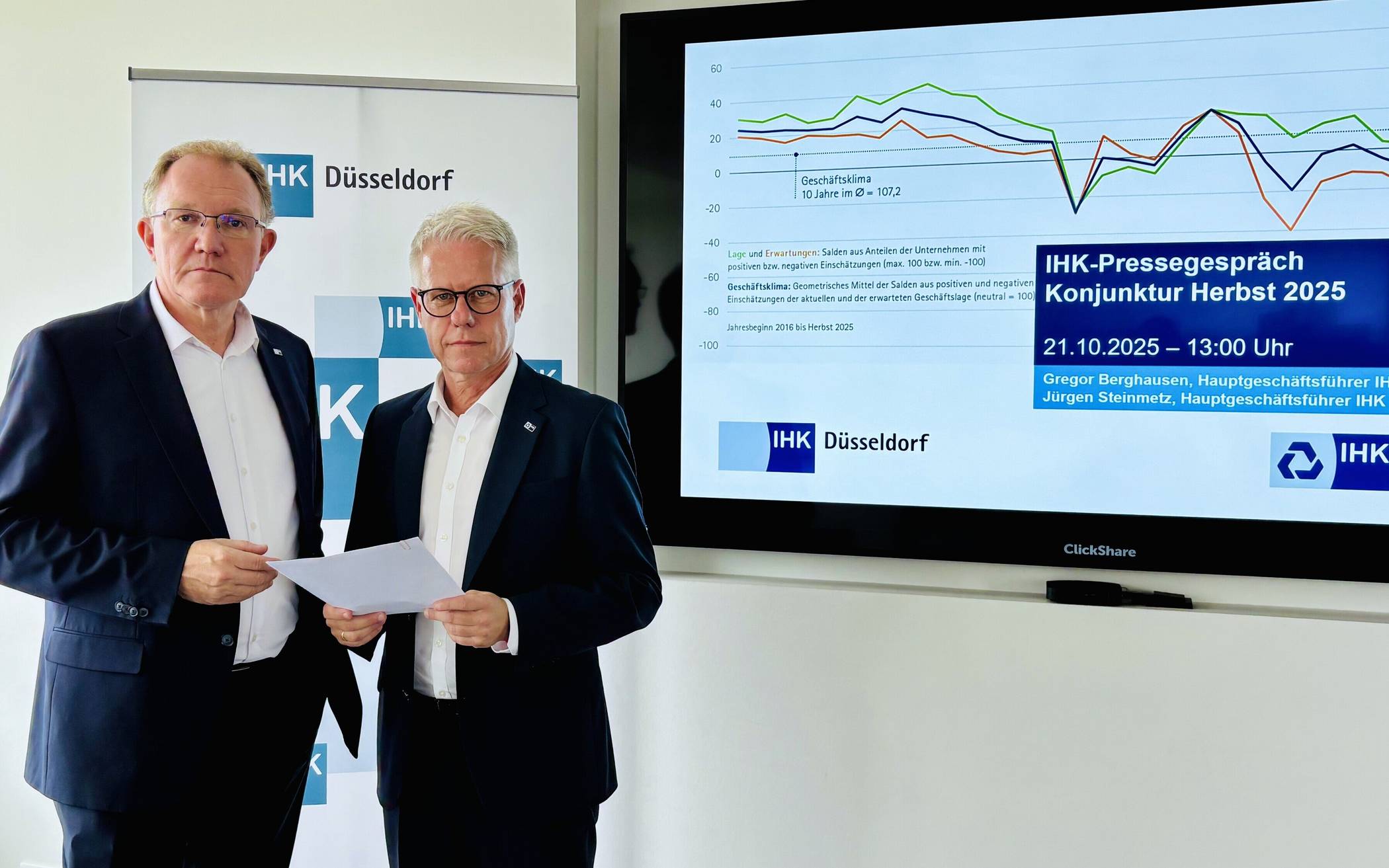Die beiden Hauptgeschäftsführer der IHK Düsseldorf, Gregor Berhausen, und Mittlerer Niederrhein, Jürgen Steinmetz (v.l.) blicken durchaus sorgenvoll auf die Wirtschaftsdaten.