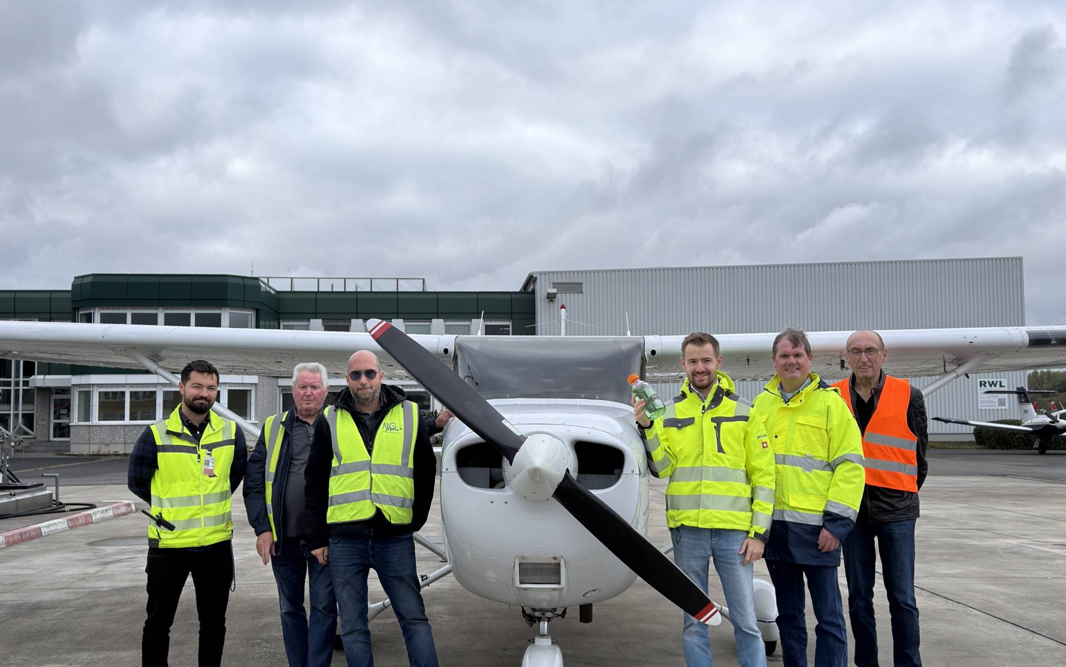 Erstbetankung mit Swift 100R (v.l.): Clemens