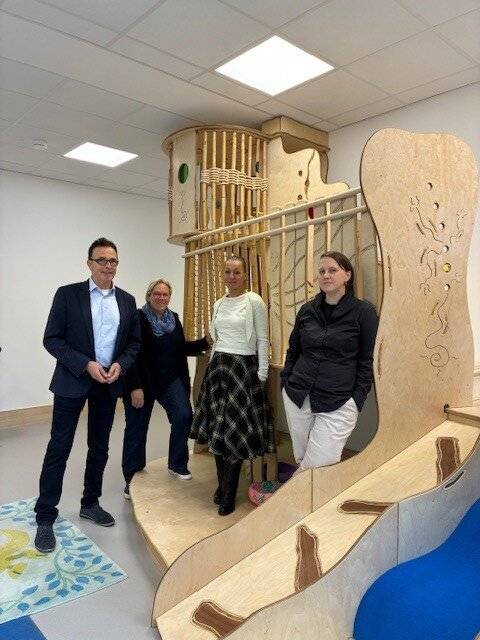 Im Neubau (v.l.) Bürgermeister Prof. Dr. Landscheidt,  die Leiterin der Einrichtung Alexandra Krause , die Leiterin des Gebäudemanagements Christiane Tielsch und und die Architektin Kai Katarina Leicher von Hütténes Architekten.