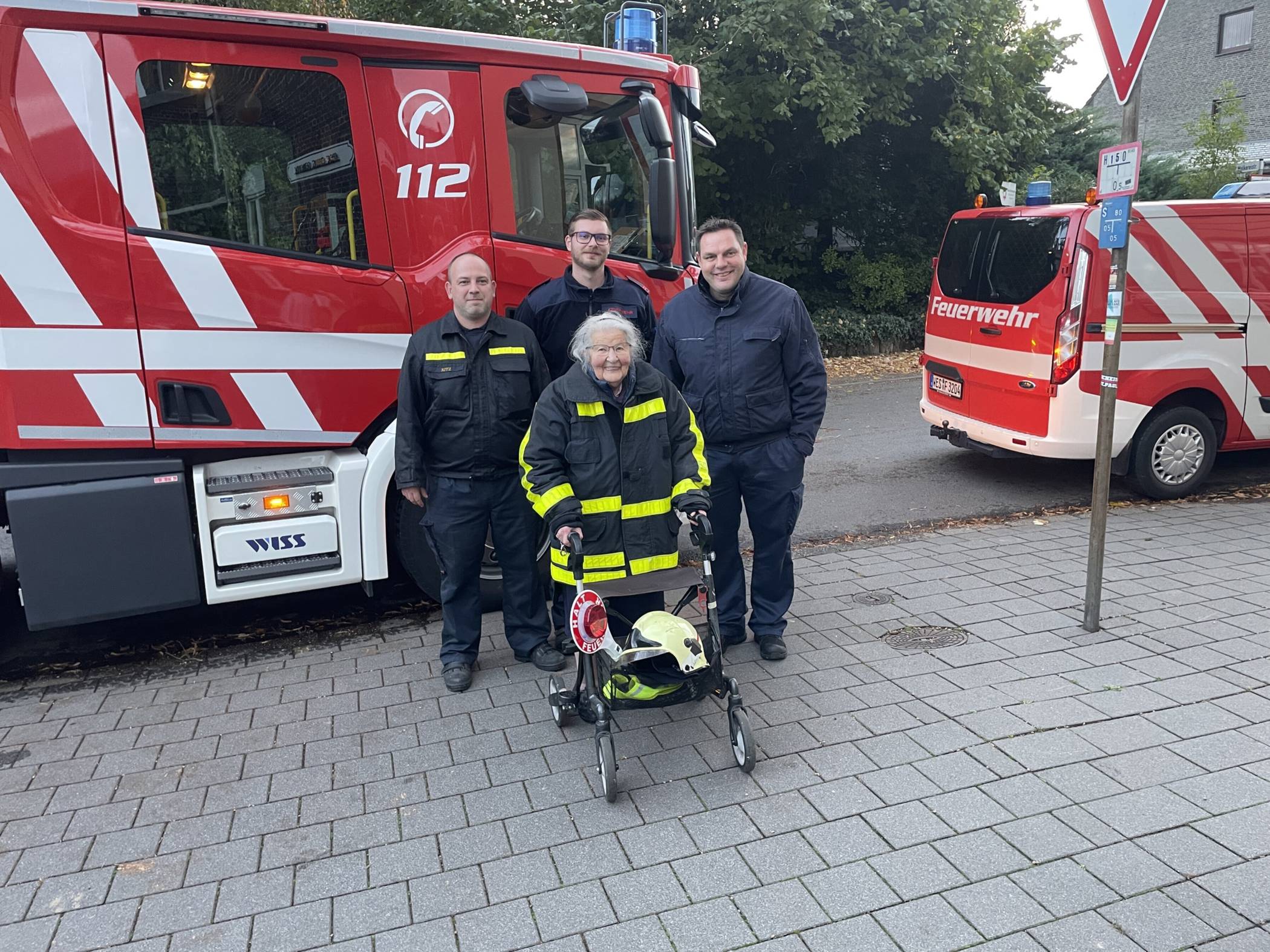 Die 98-jährige Christa Buyken löste nun ihren Hauptgewinn vom Feuerwehrfest ein und machte zum ersten Mal in ihrem Leben eine Fahrt in einem Feuerwehrauto.