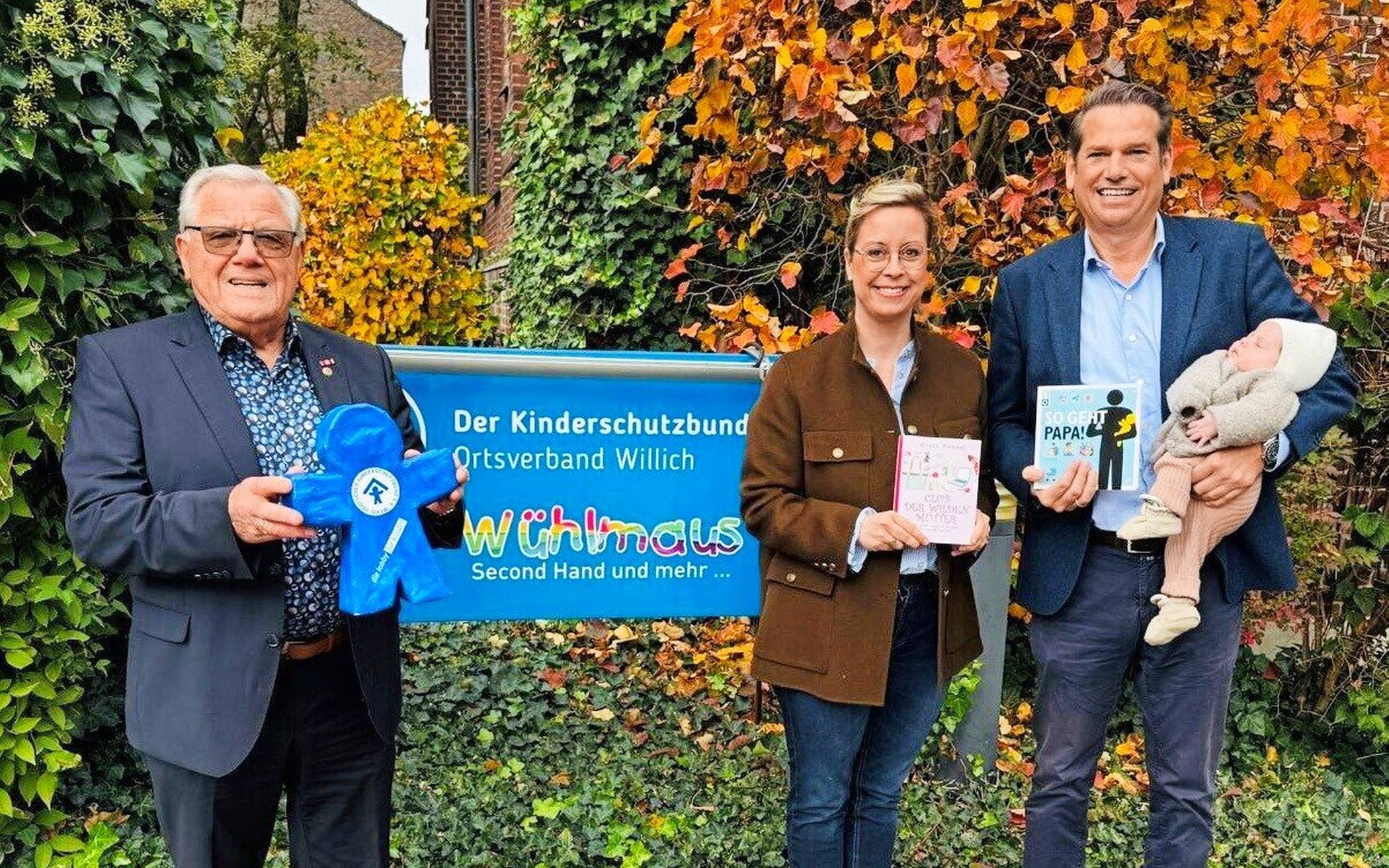 Dieter Lambertz (2. Vorsitzender Kinderschutzbund Willich; li.) freut sich über die Spende des ASV-Königspaares Bernt II. und Astrid I. Lücke, mit Prinzessin Carlotta. Foto: Privat
