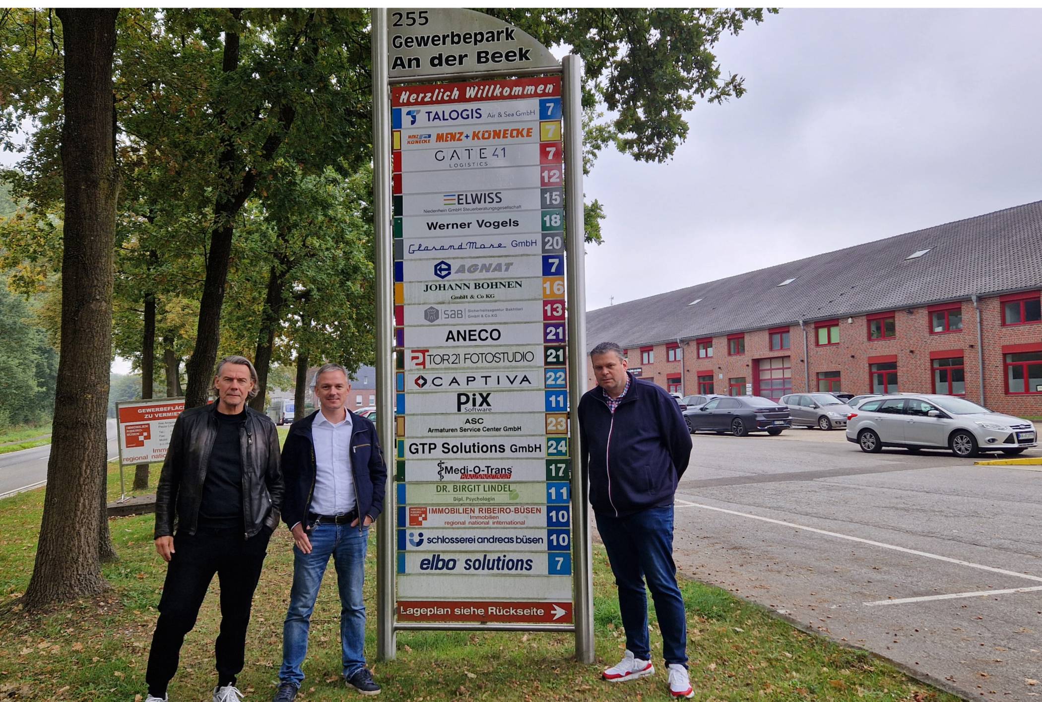 Marcel Bonni, Frank Grusen und Dominik Stör (v.l.) im Gewerbepark An der Beek. 