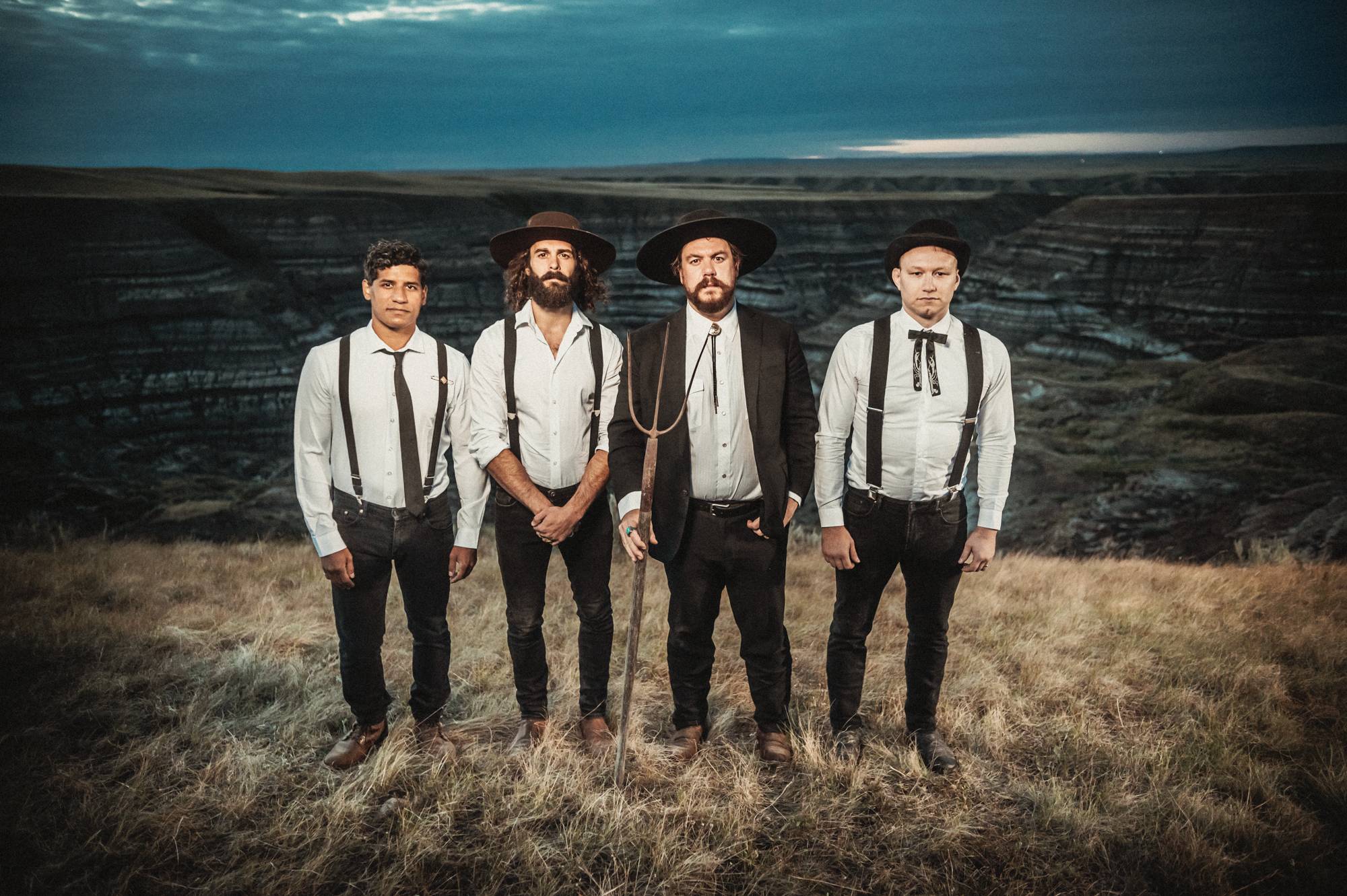 The Dead South gehlren zu den erfolgreichsten und international angesehensten Folk-Bluegrass-Bands unserer Zeit. Am Mittwoch, 26. August 2026, gastiert die kanadische Formation bei der SommerMusik Schloss Rheydt.   