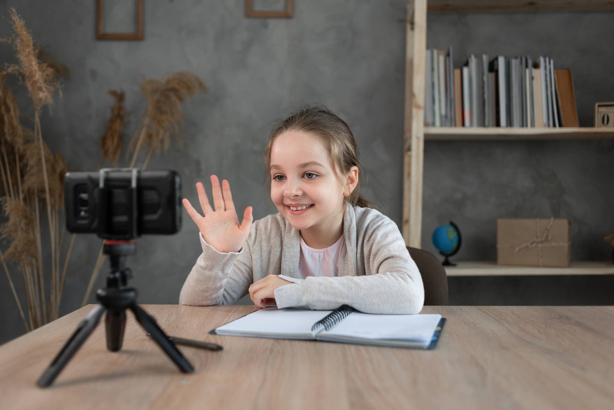 Kluge Kinder und Jugendliche können im ersten Erklärfilm-Wettbewerb des Rhein-Kreises Neuss zeigen, wie spannend Wissen über die unterschiedlichsten Themen sein kann. 